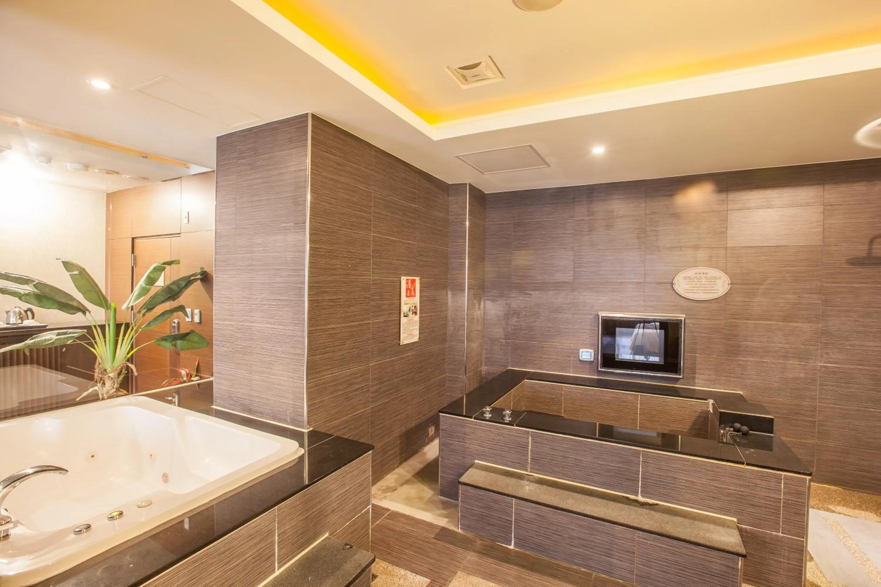 Shower, Bed in Spring Breeze Hotel