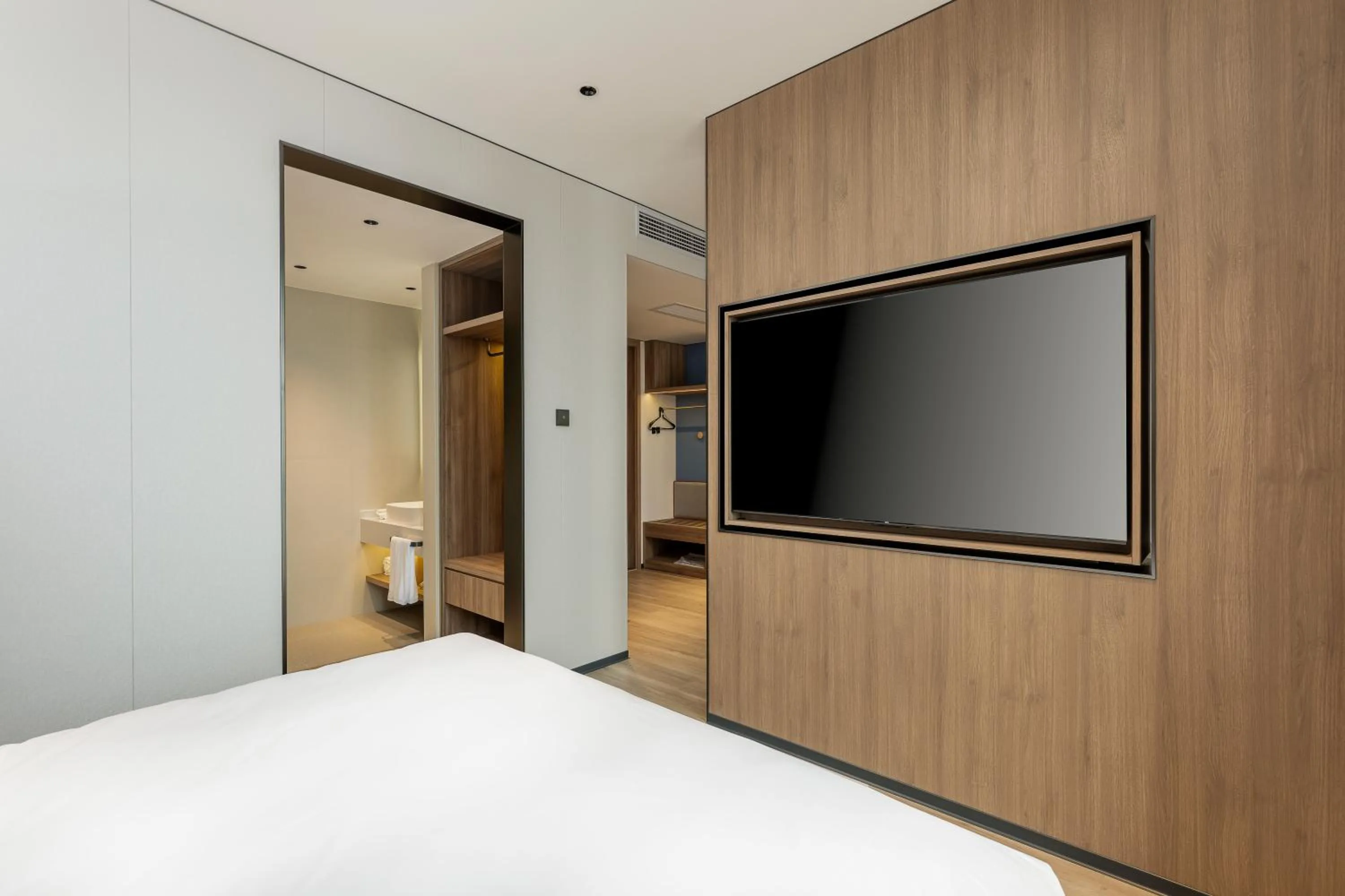 Photo of the whole room, Bed in Holiday Inn Express Shangrao Railway Station by IHG