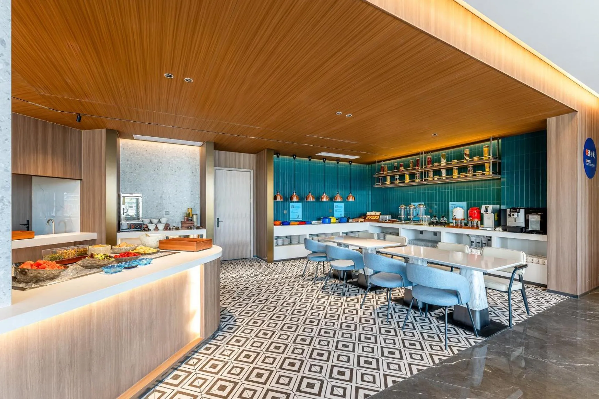 Restaurant/places to eat in Holiday Inn Express Shangrao Railway Station by IHG