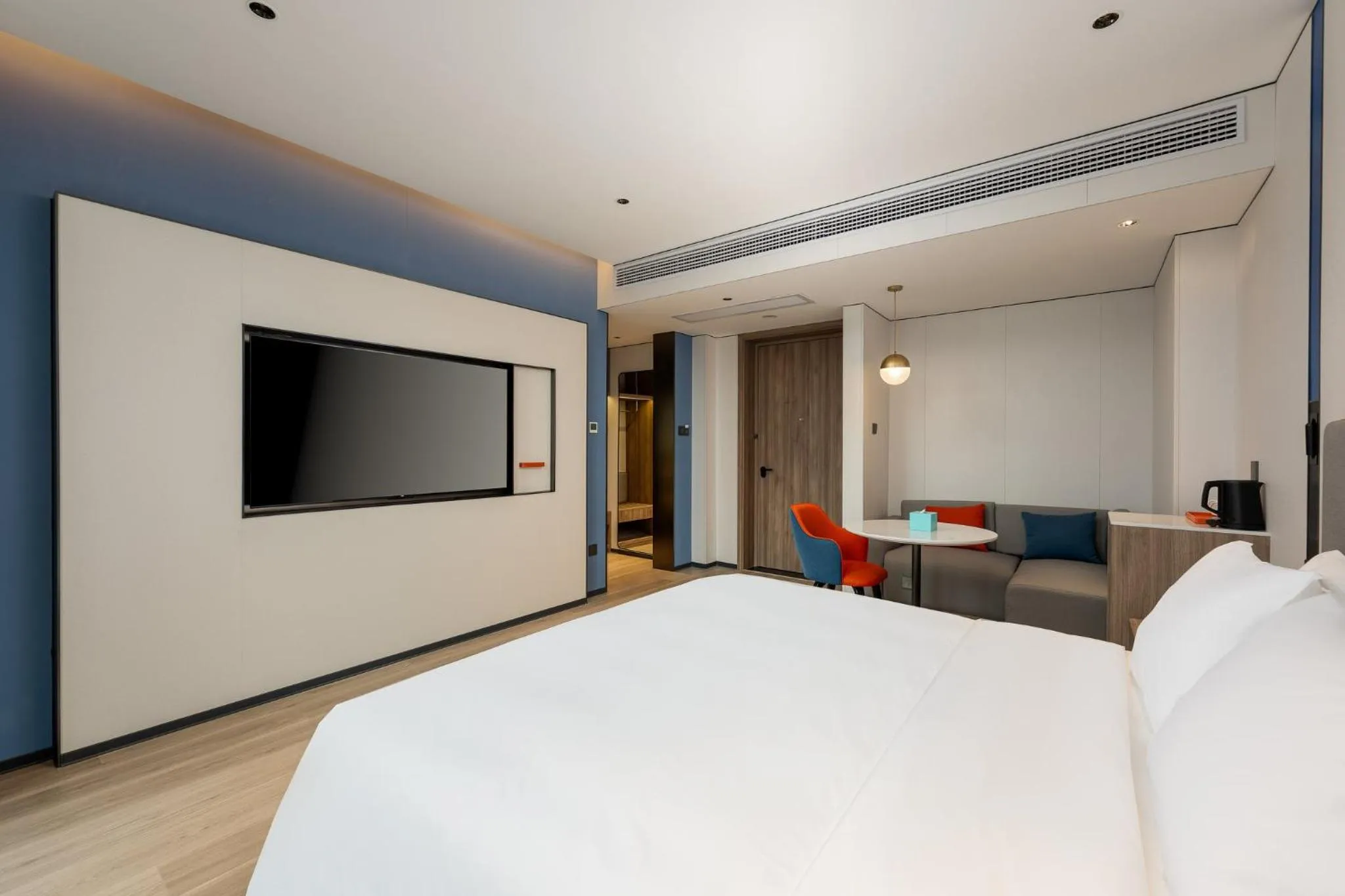 Photo of the whole room, Bed in Holiday Inn Express Shangrao Railway Station by IHG