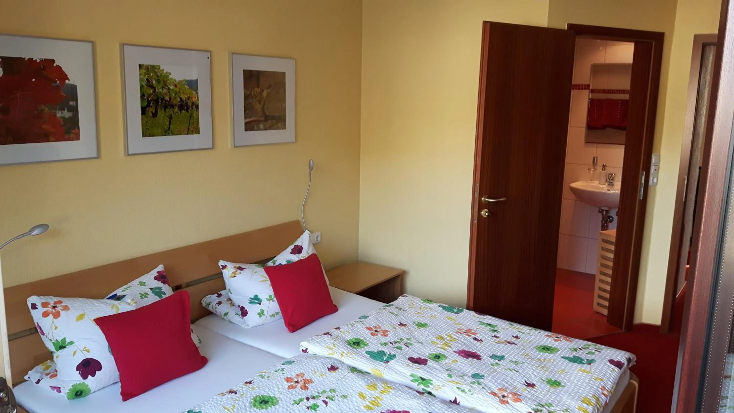 Photo of the whole room, Bed in Weinhaus Thomas