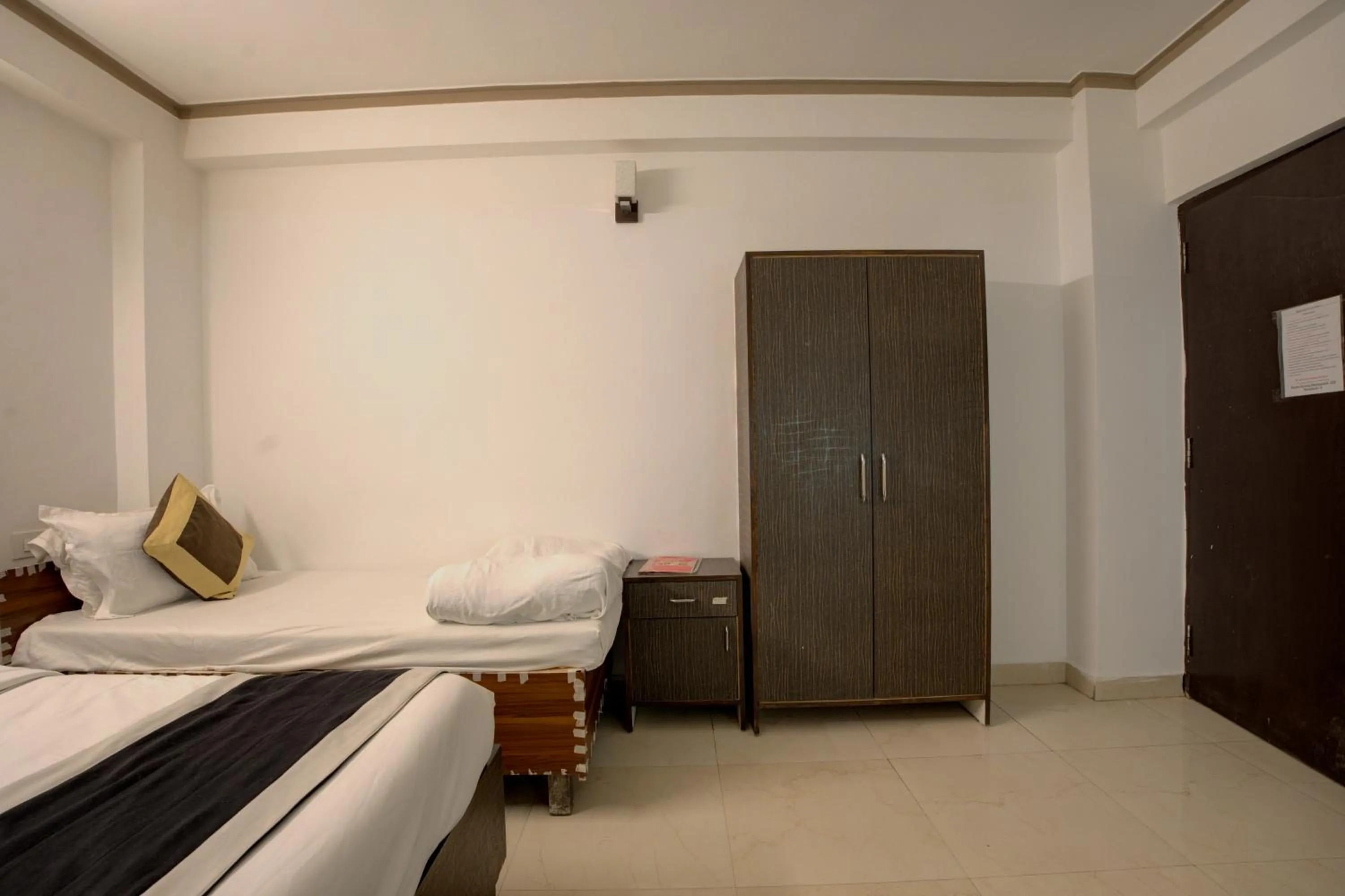 Bedroom, Bed in Hotel Dolphin at Delhi Airport