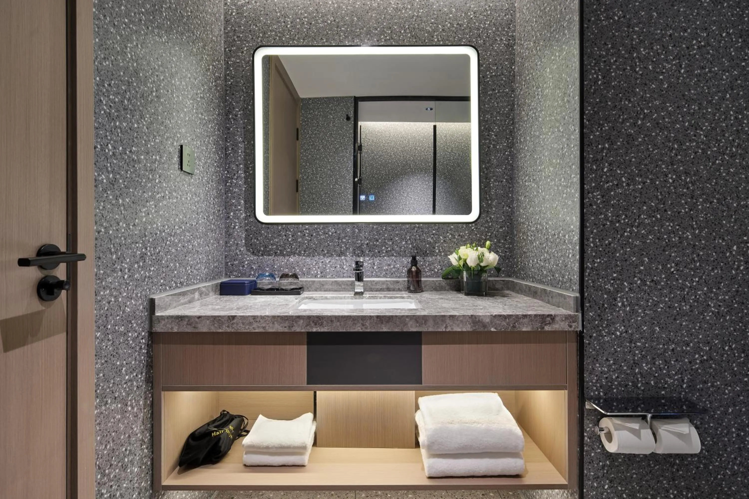 towels in Jinglai Zhenxuan Shanghai Tongji Hospital Xincun Road Subway Station Hotel