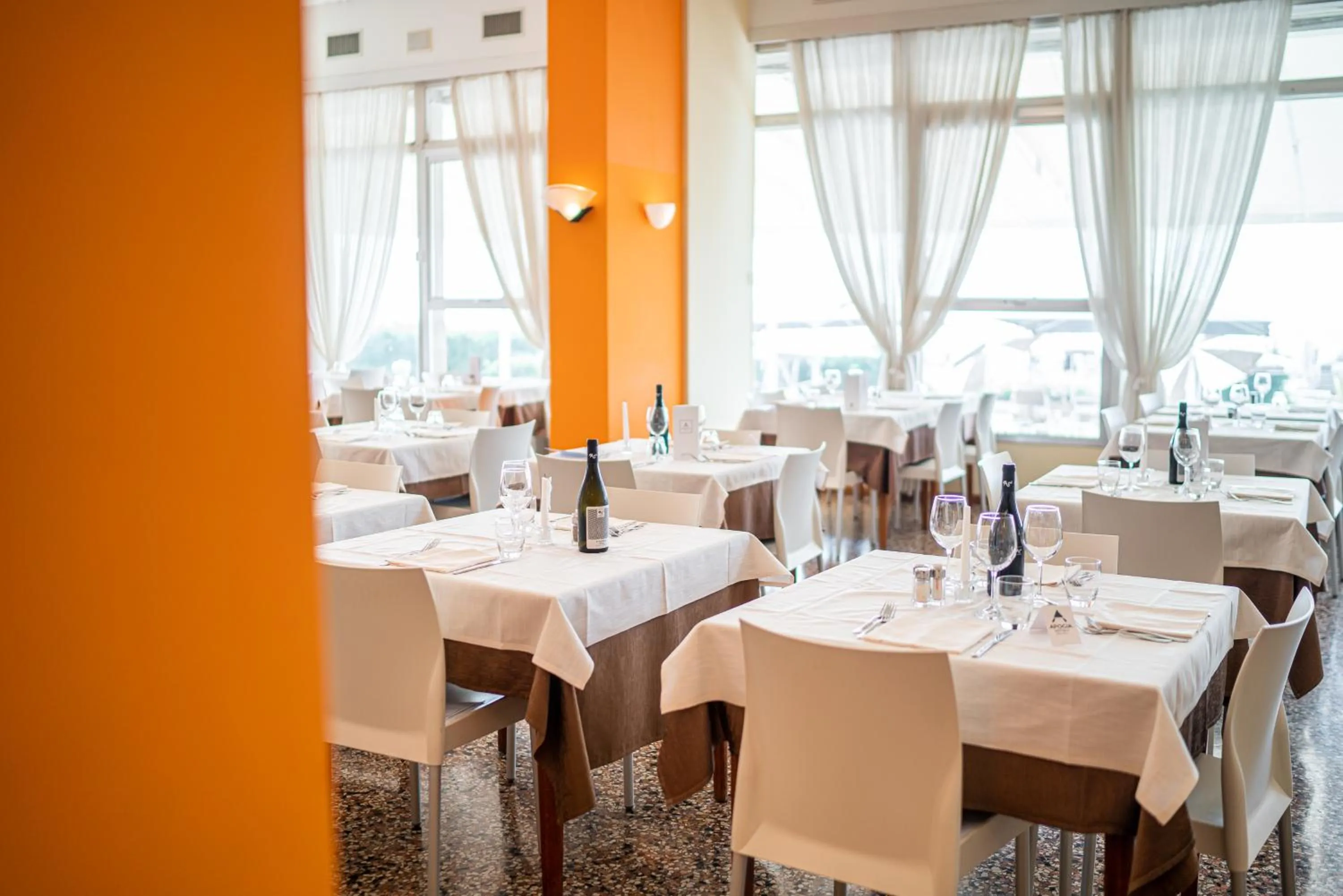 Restaurant/places to eat in Hotel Astor