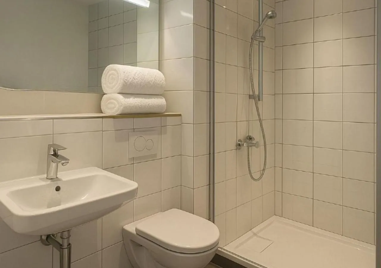 Shower in ibis budget Auxerre Nord