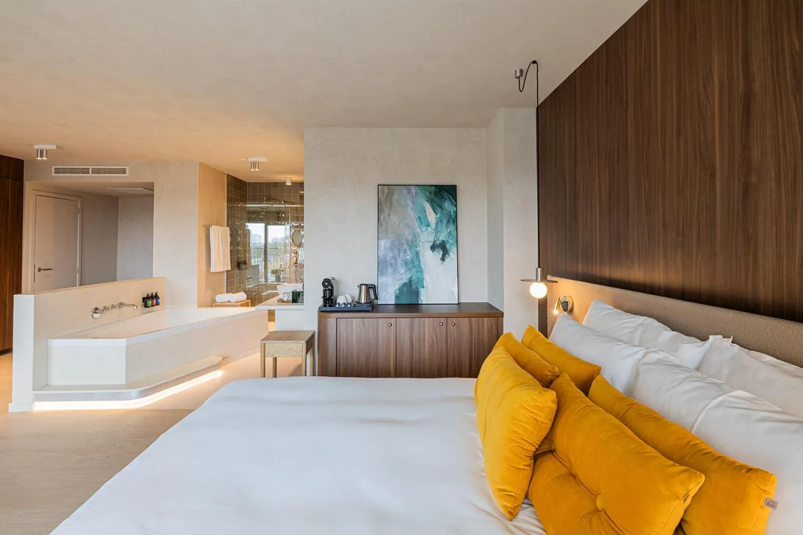 Shower, Bed in The Ostendian