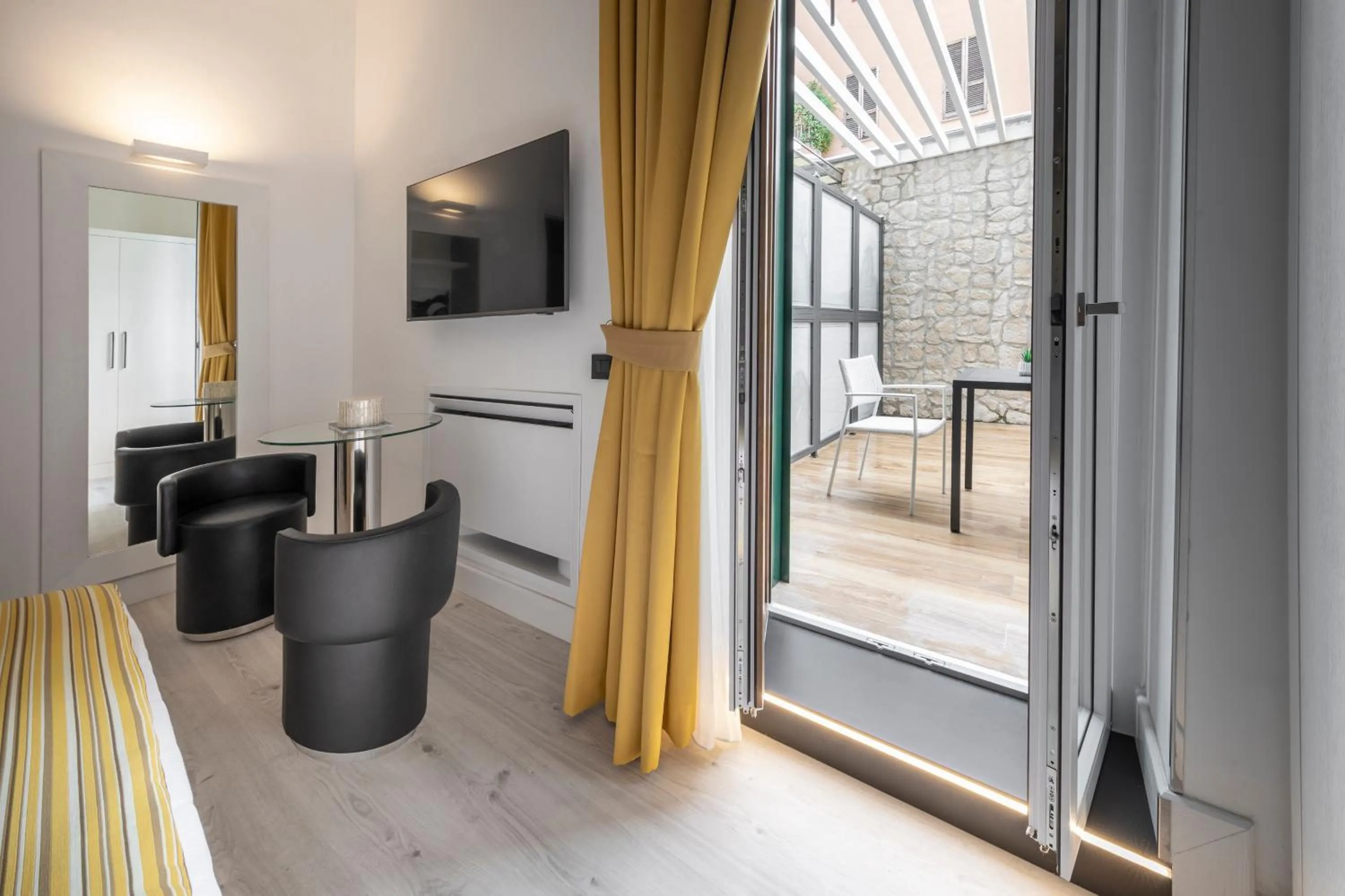 Balcony/Terrace, Bed in LHP River Club