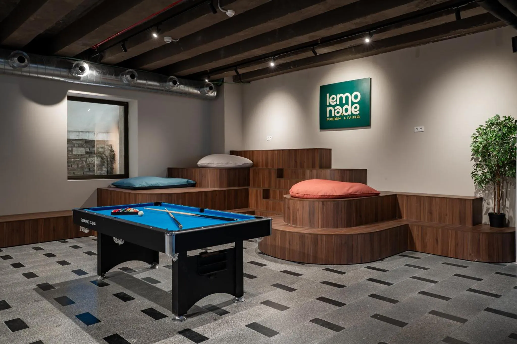 Lemonade Stays Santiago de Compostela