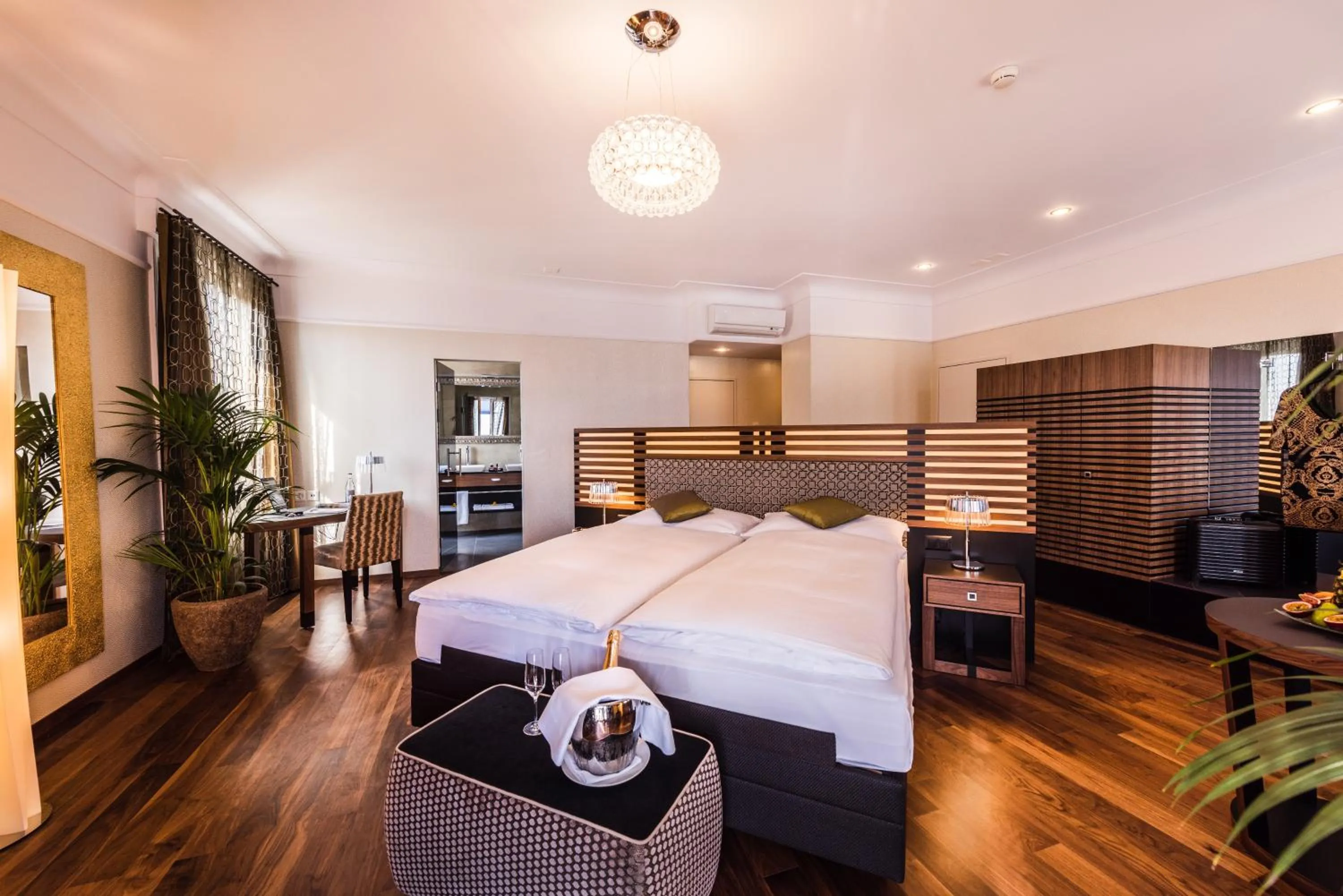 Photo of the whole room, Bed in Art Deco Hotel Montana Luzern