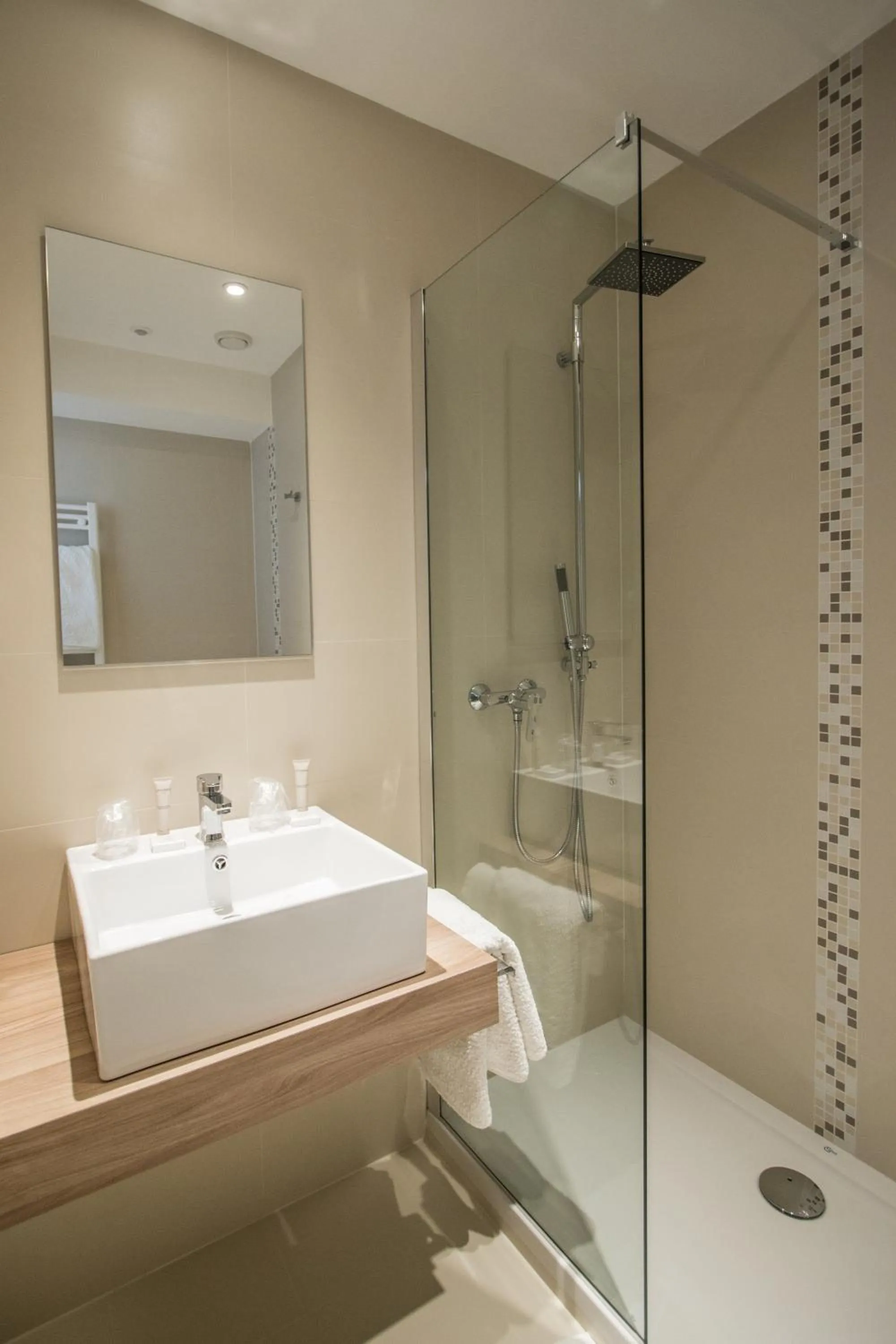 Shower in Hotel Les Voyageurs