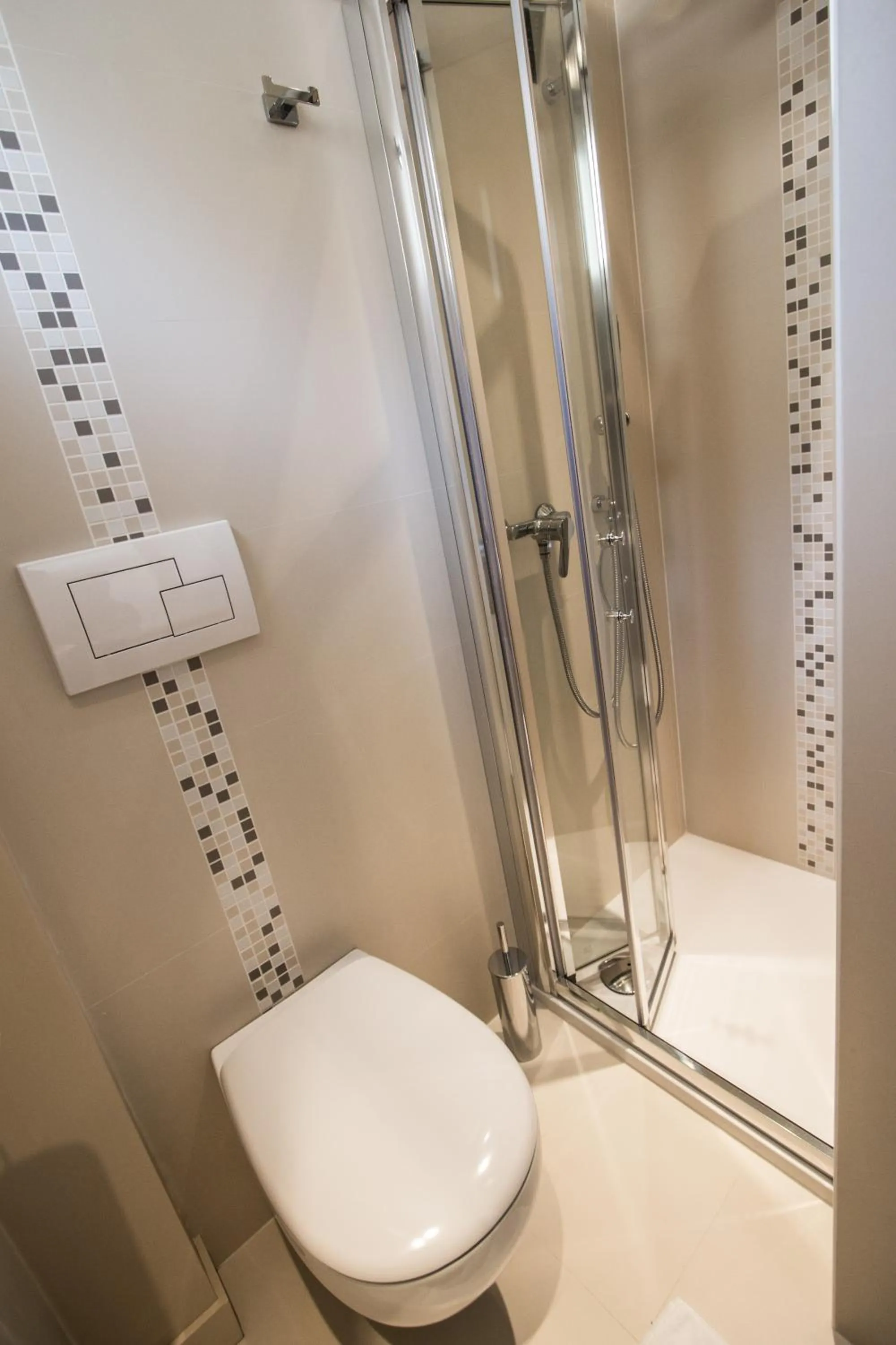 Toilet in Hotel Les Voyageurs