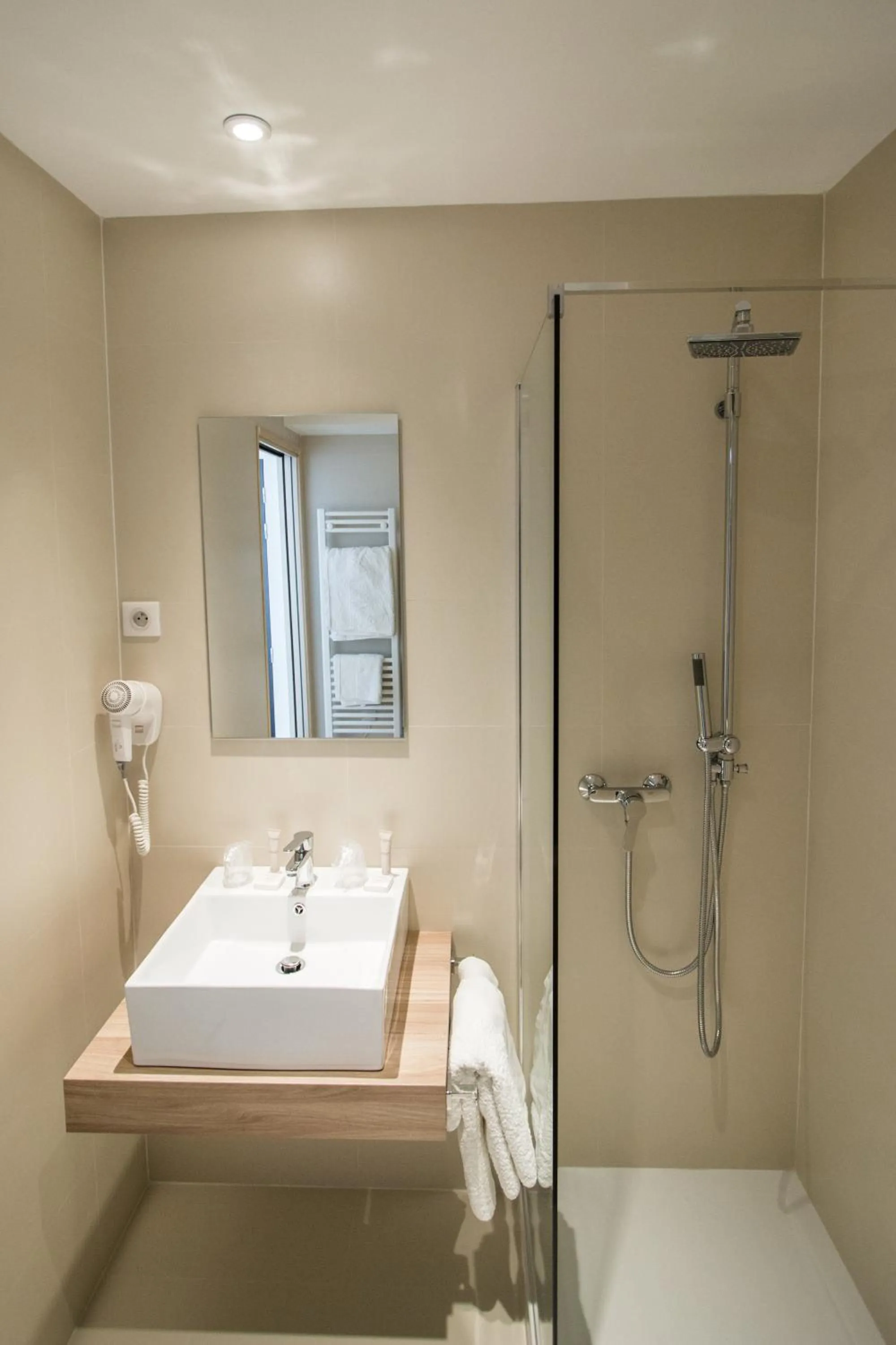 Bathroom in Hotel Les Voyageurs