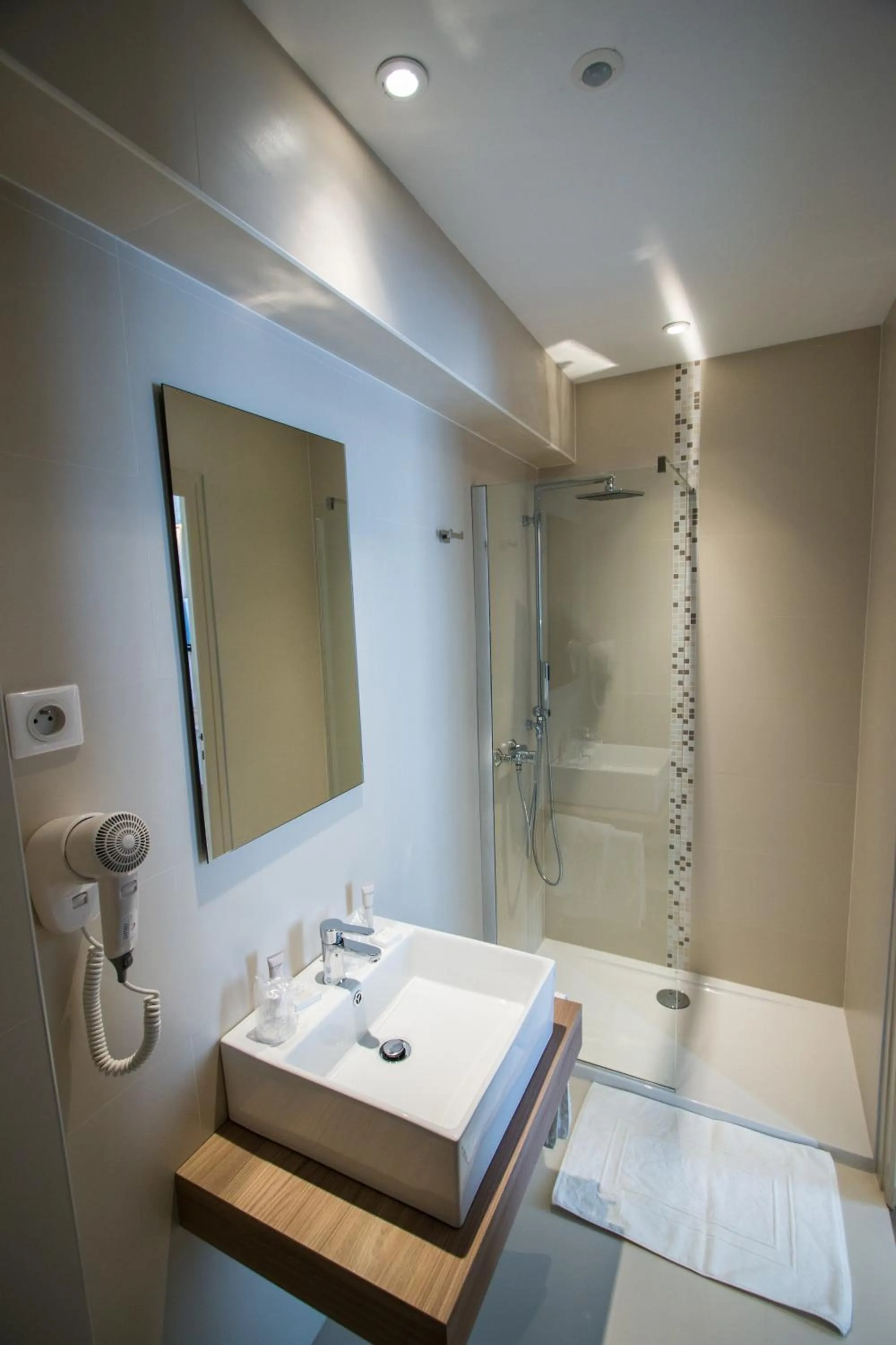 Bathroom in Hotel Les Voyageurs