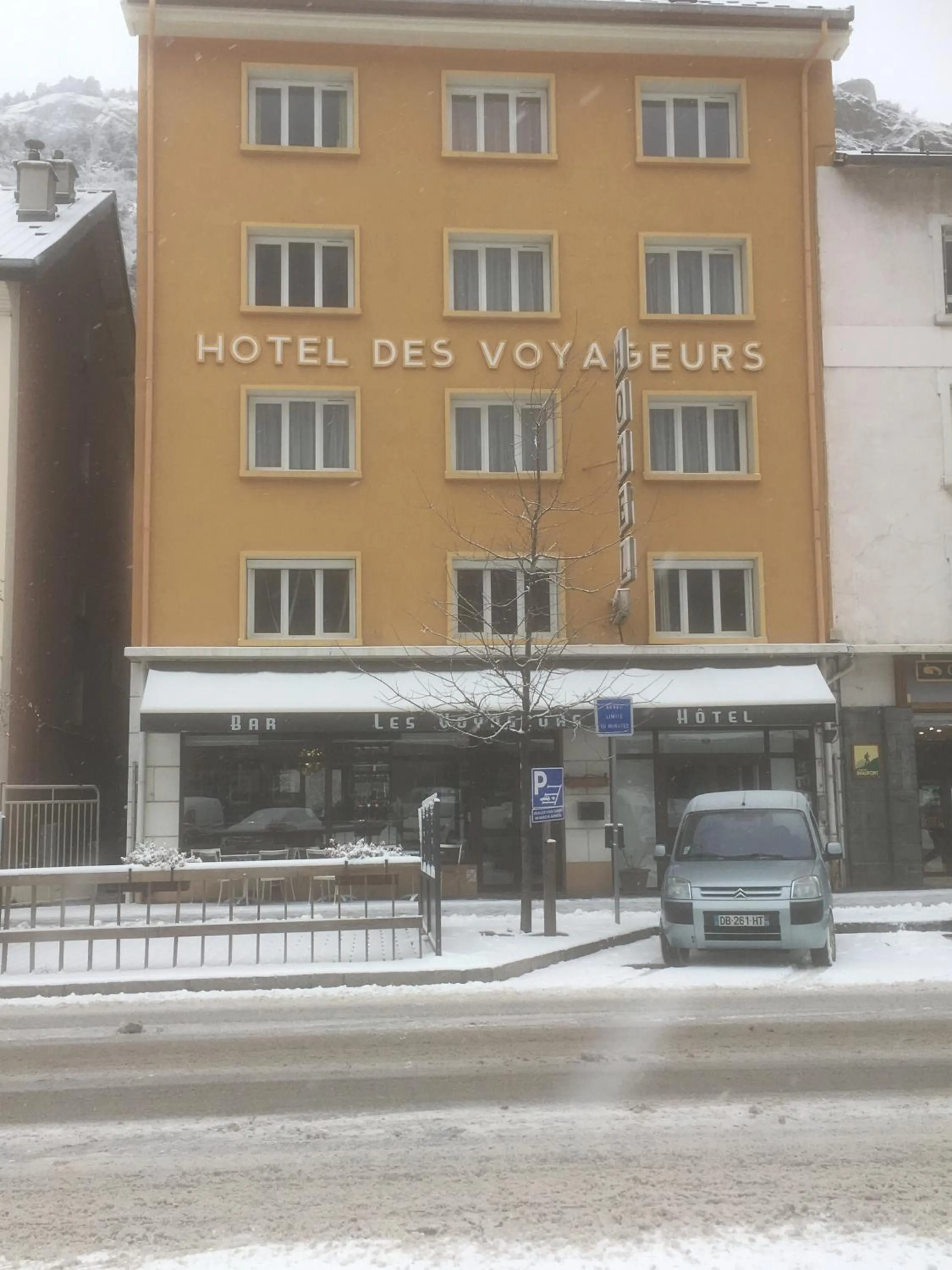 Property building in Hotel Les Voyageurs