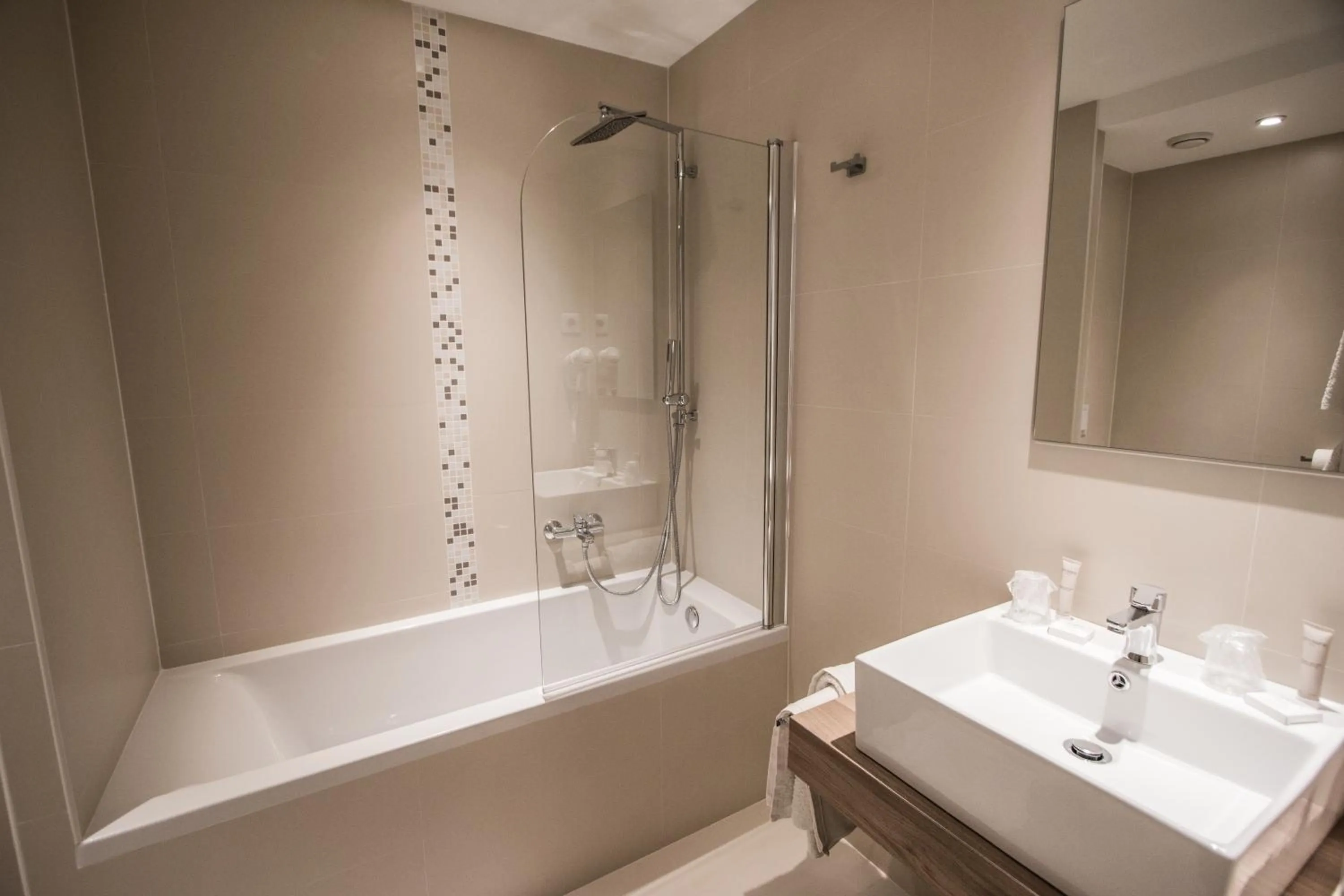 Bathroom in Hotel Les Voyageurs