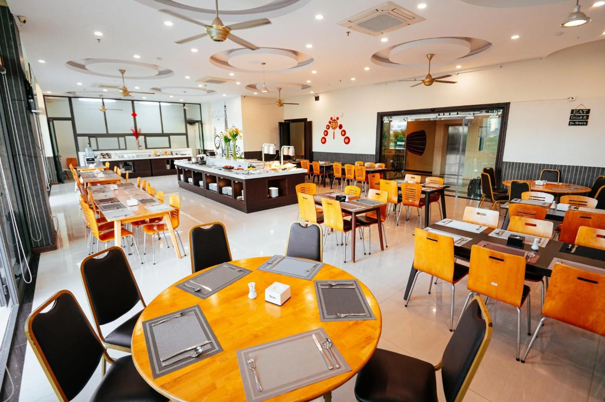 Restaurant/places to eat in Sea Garden Hotel