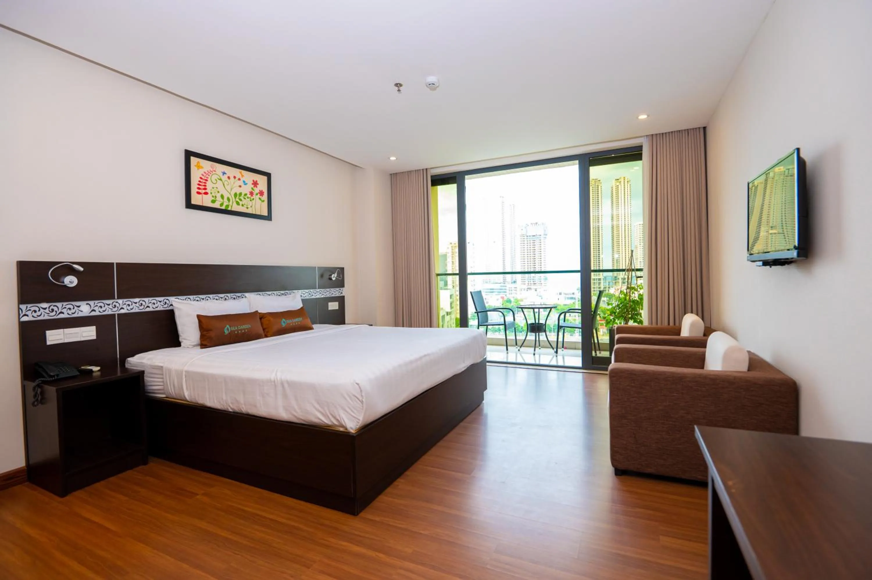 Balcony/Terrace, Bed in Sea Garden Hotel