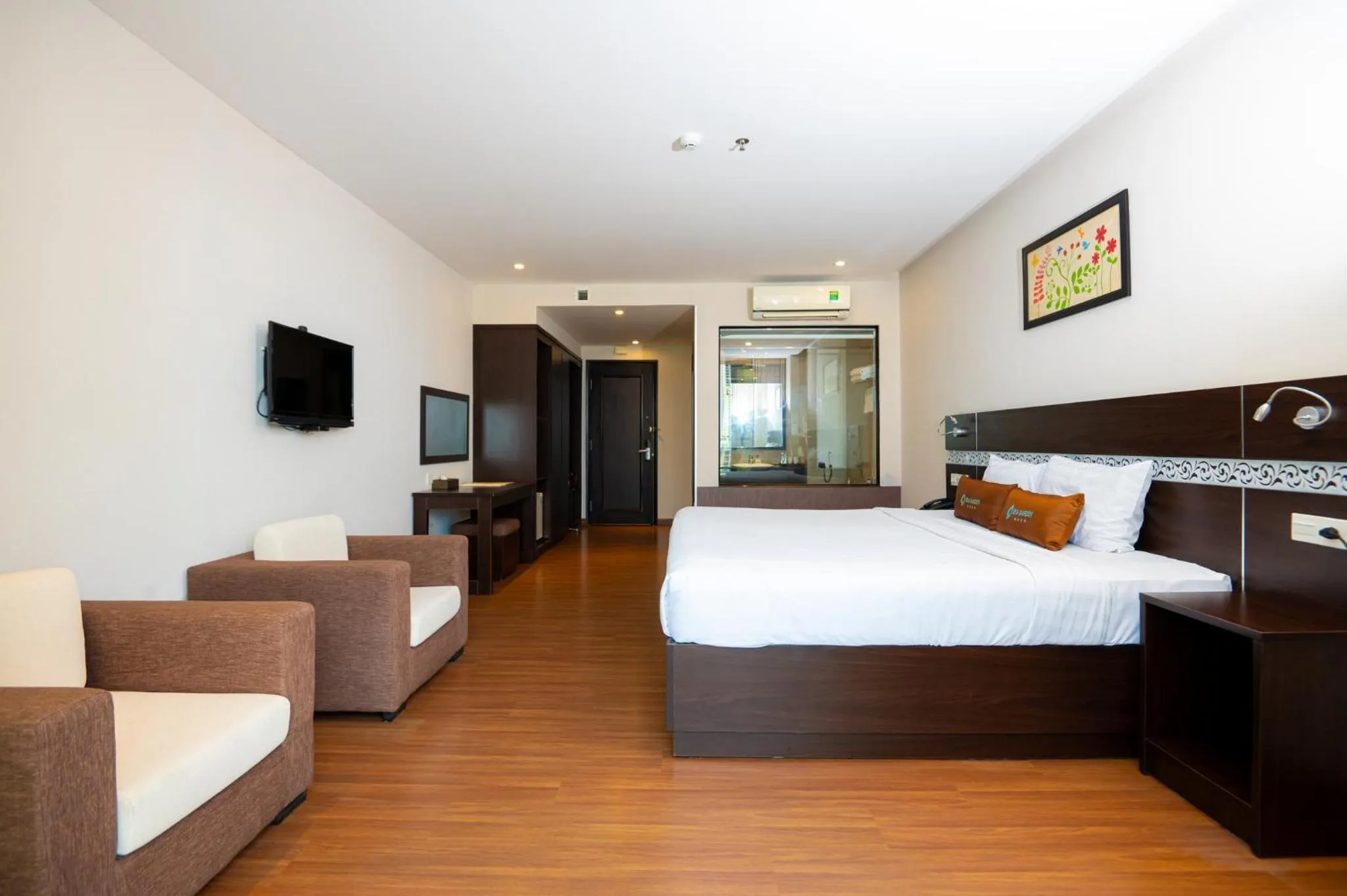 Living room, Bed in Sea Garden Hotel