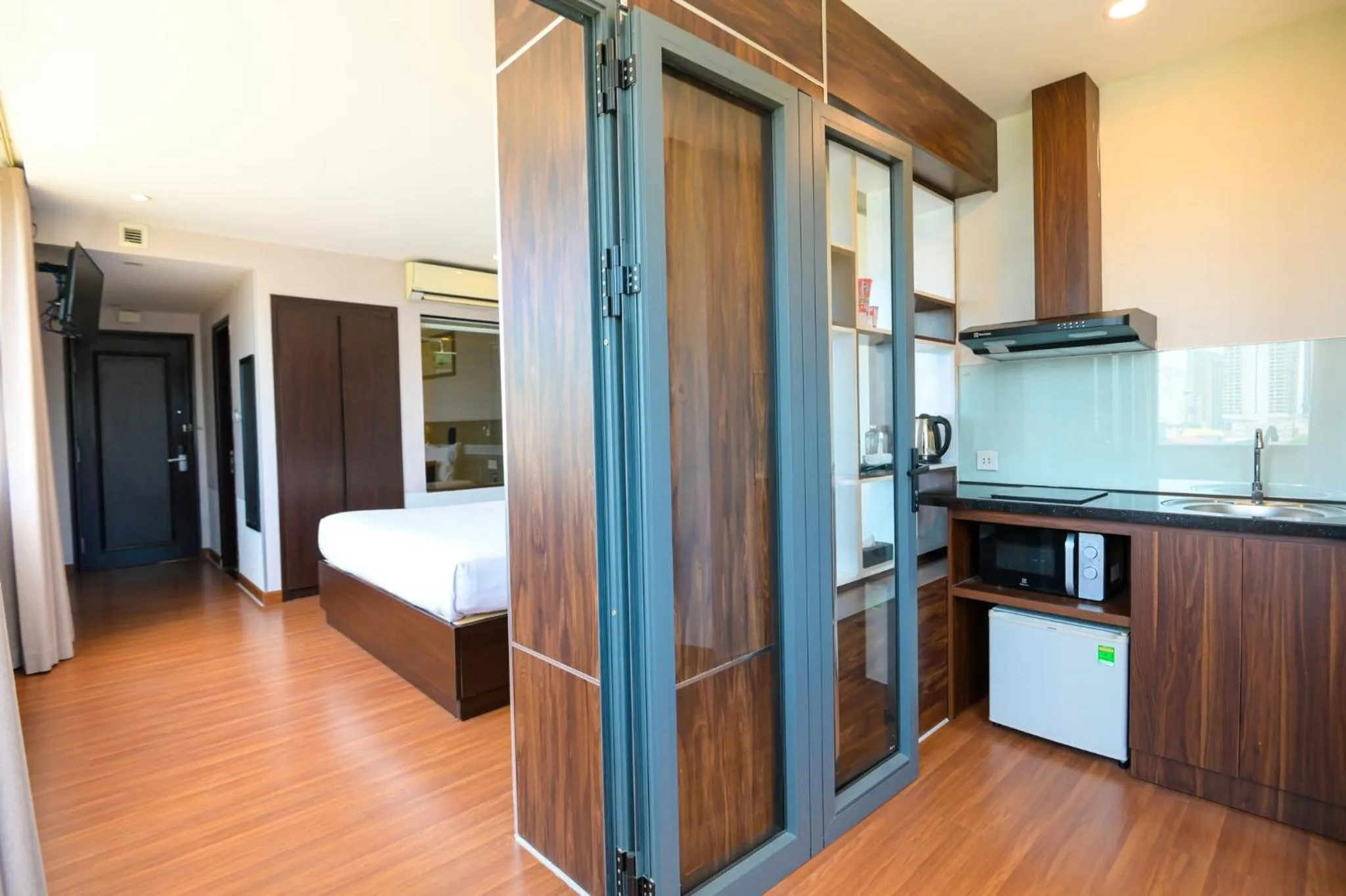 Kitchen or kitchenette, Bed in Sea Garden Hotel