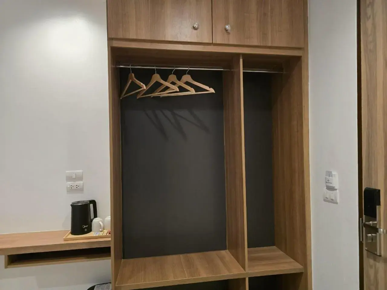 Superior Double Room in Manee Mantra Hotel, Kanchanaburi Superior Double Room in Manee Mantra Hotel, Kanchanaburi