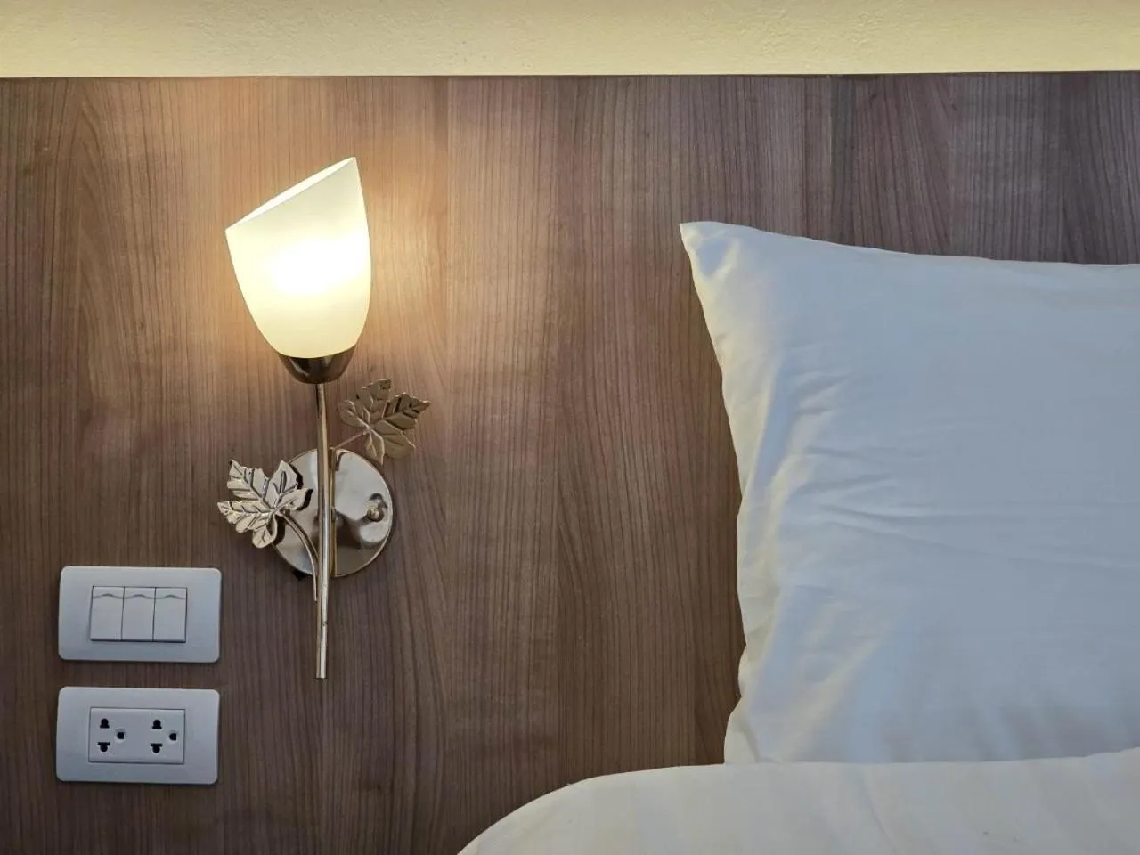 Bedroom, Bed in Manee Mantra Hotel, Kanchanaburi