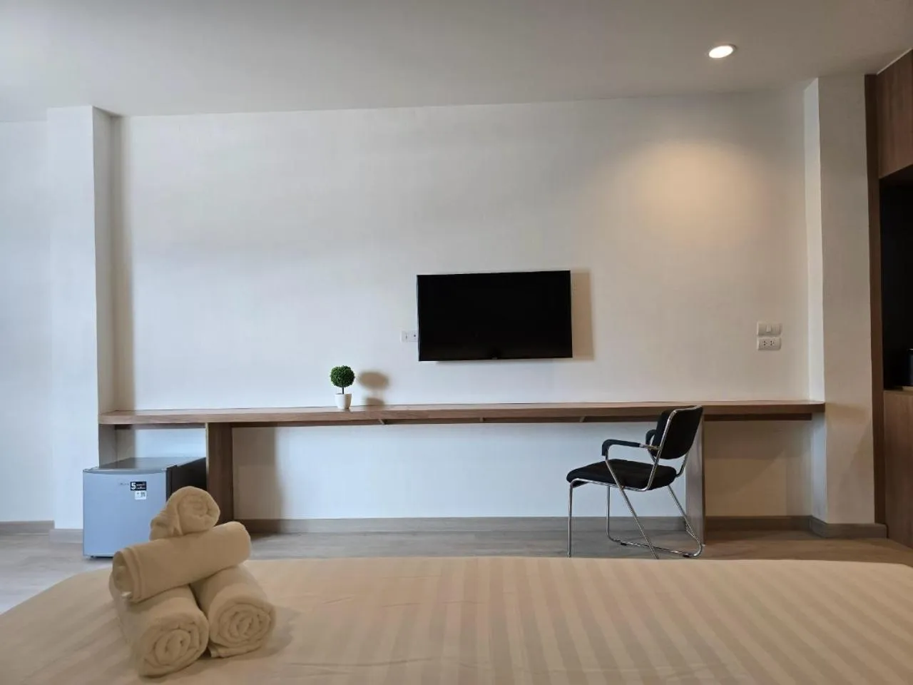 TV and multimedia, Bed in Manee Mantra Hotel, Kanchanaburi