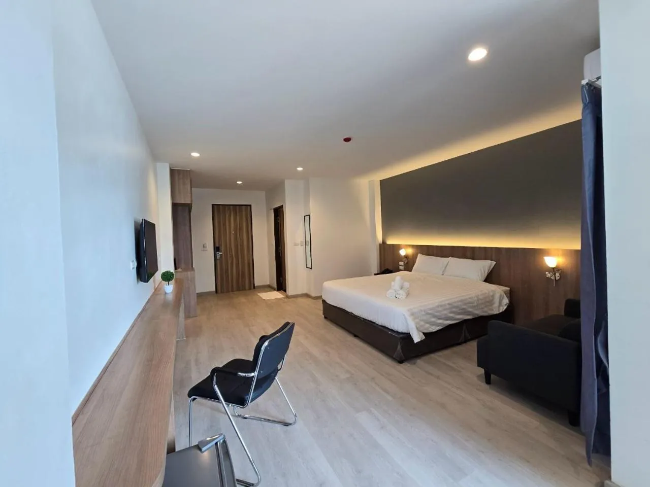 Bedroom, Bed in Manee Mantra Hotel, Kanchanaburi