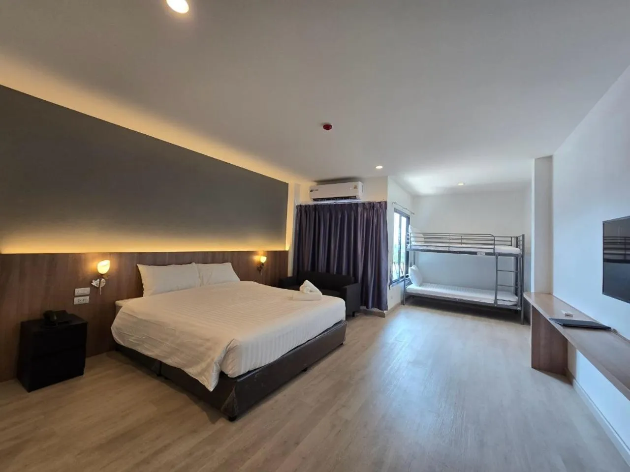 Bed in Manee Mantra Hotel, Kanchanaburi