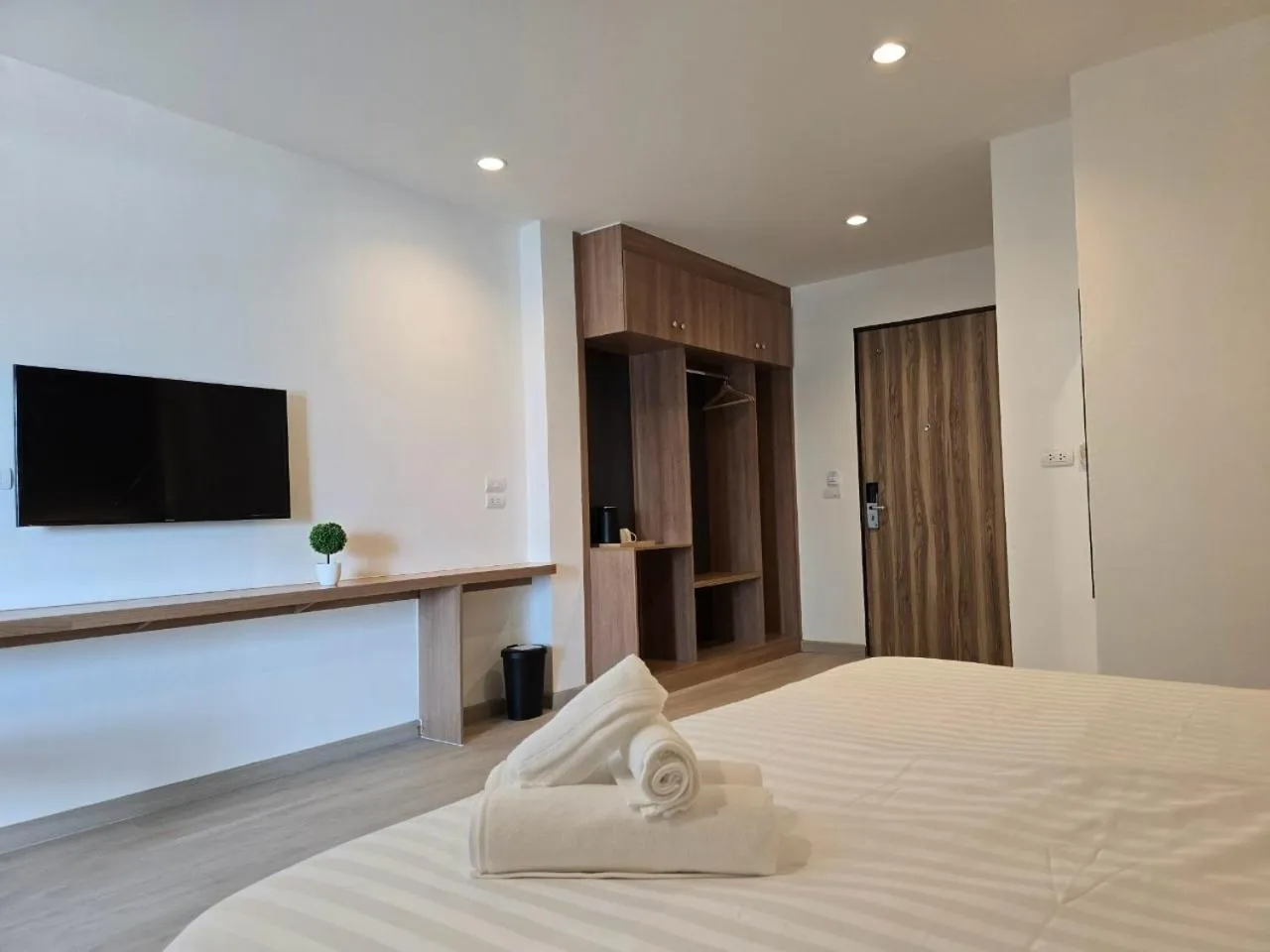 Bedroom, Bed in Manee Mantra Hotel, Kanchanaburi