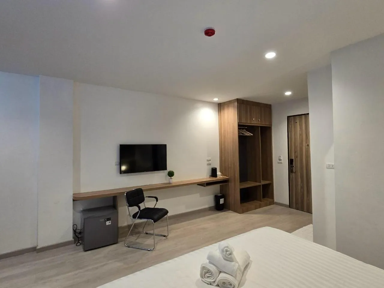 Bedroom, Bed in Manee Mantra Hotel, Kanchanaburi