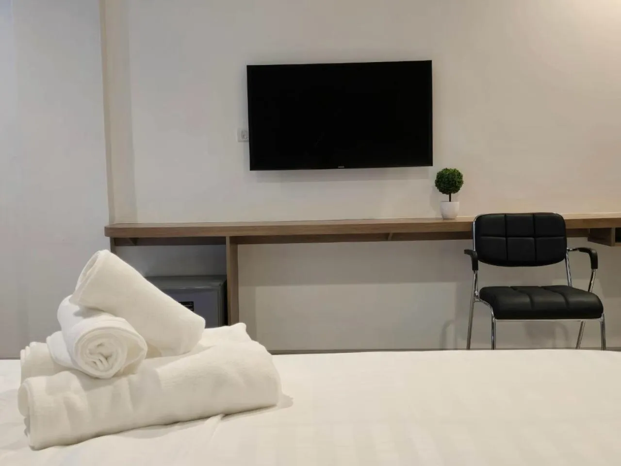 Bed in Manee Mantra Hotel, Kanchanaburi