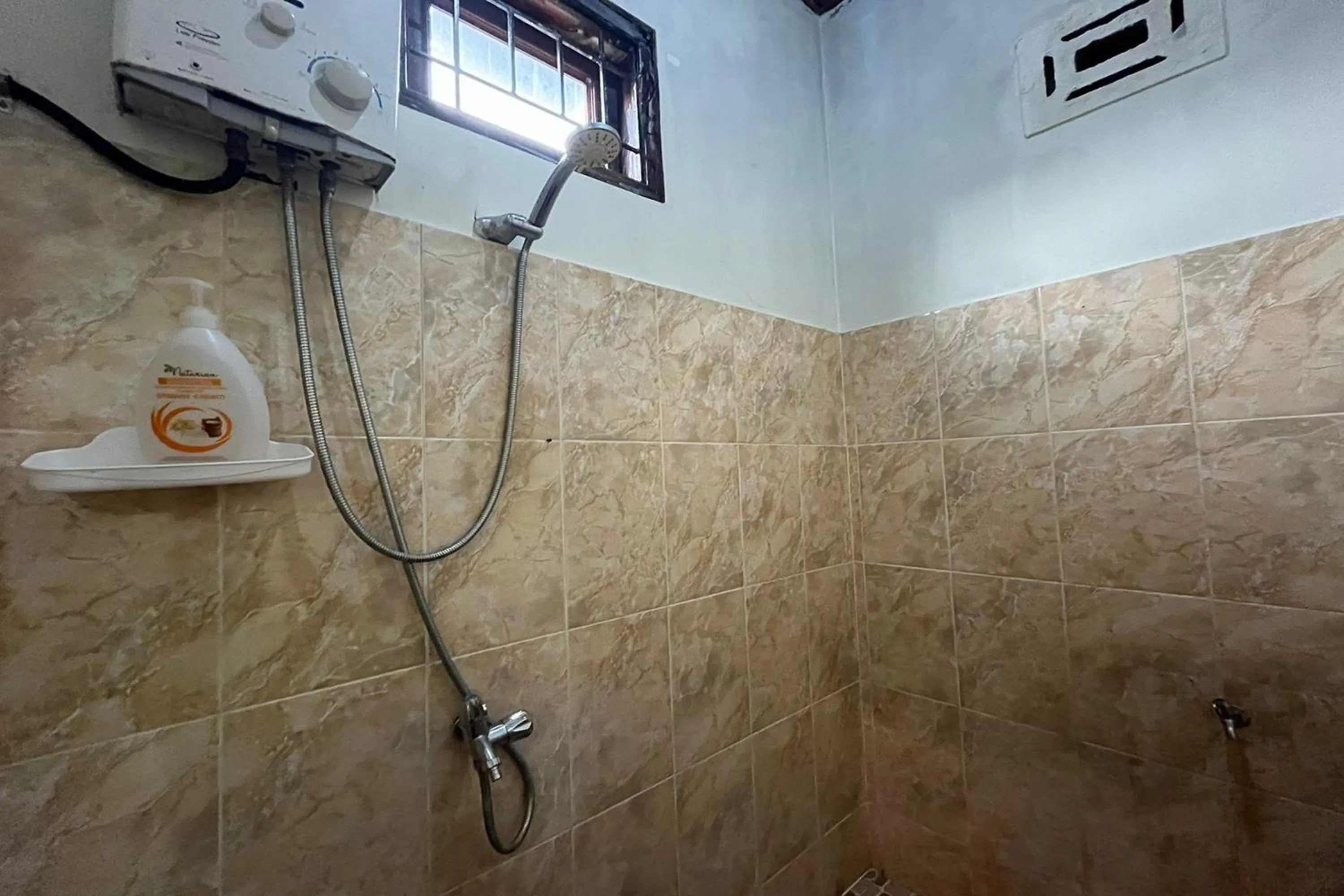 Shower in Jirek Homestay Bukittinggi