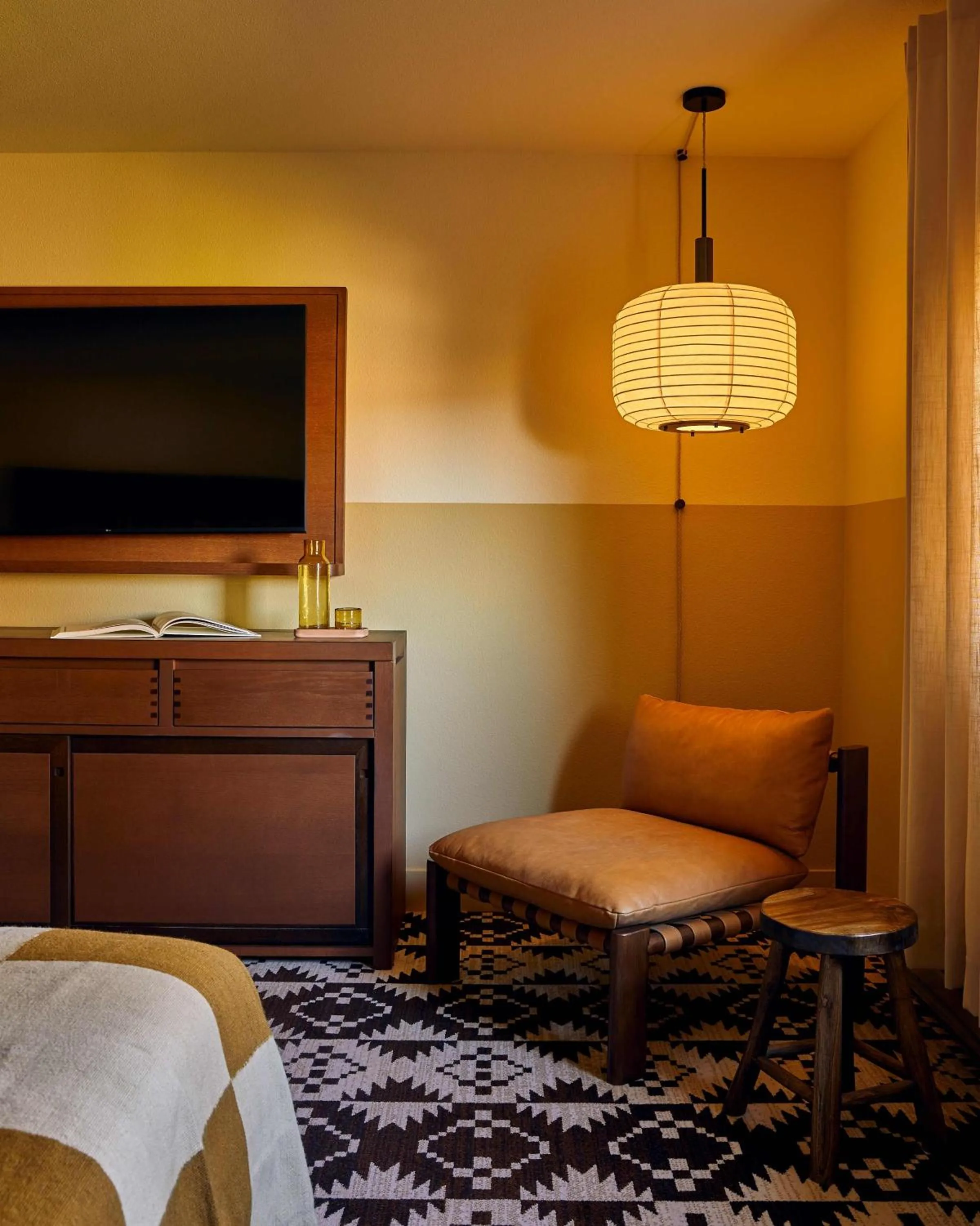 Seating area, Bed in Wandering Buffalo