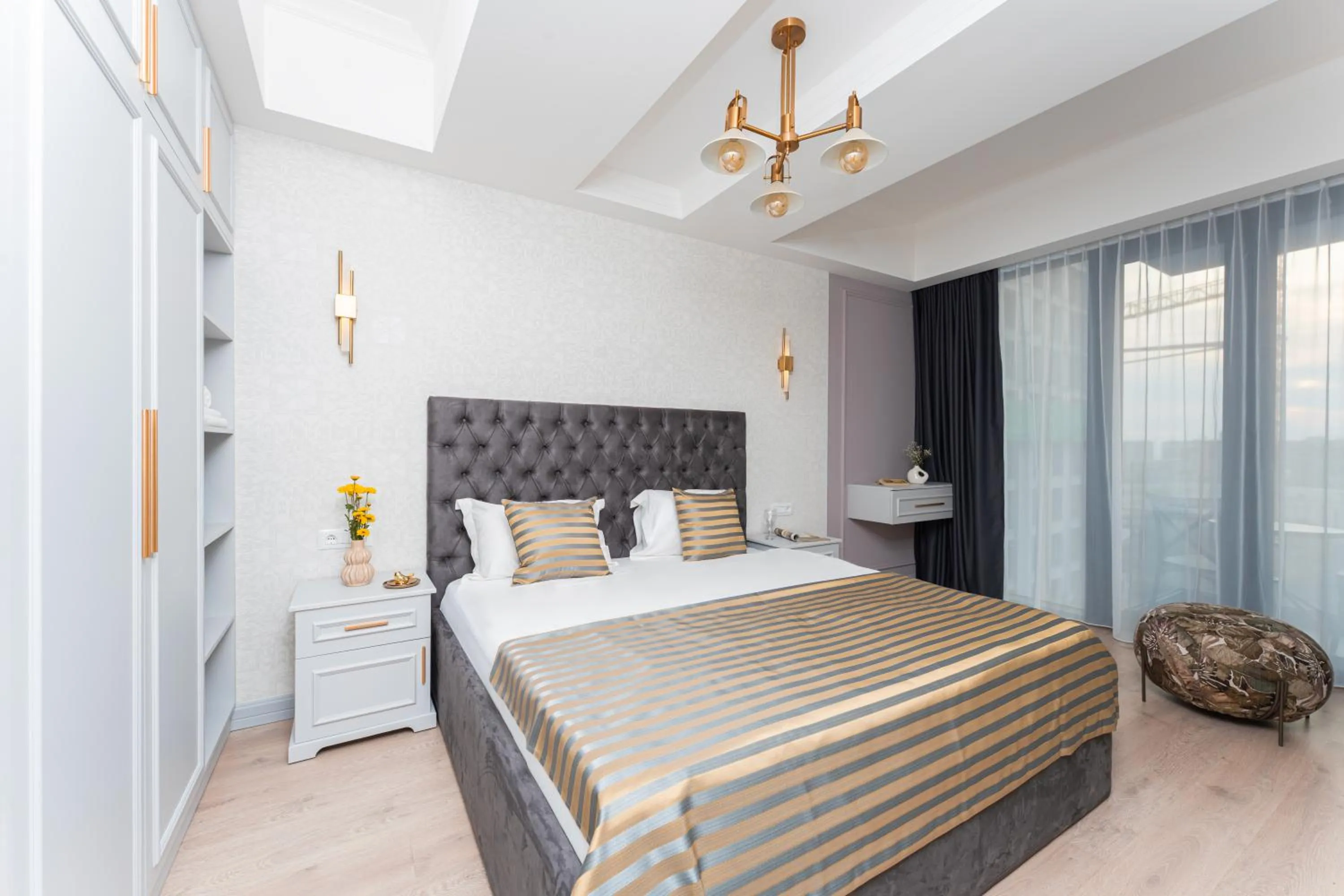 Classic One-Bedroom Apartment with King Bed in Sunset Apart-Hotel