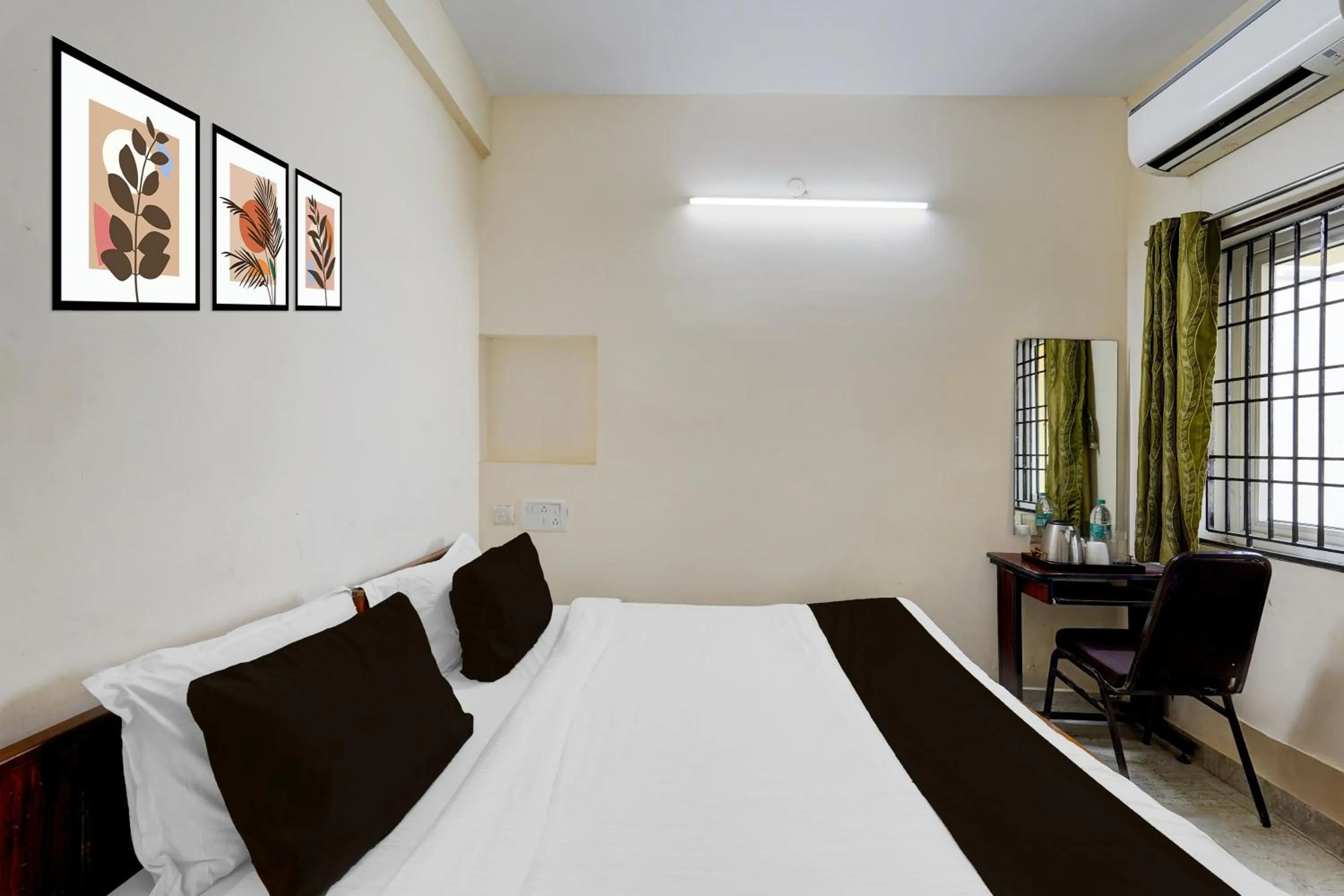 Bedroom, Bed in Super Townhouse Balaji Dental College Pallikarani Formerly Orchid Sankrish