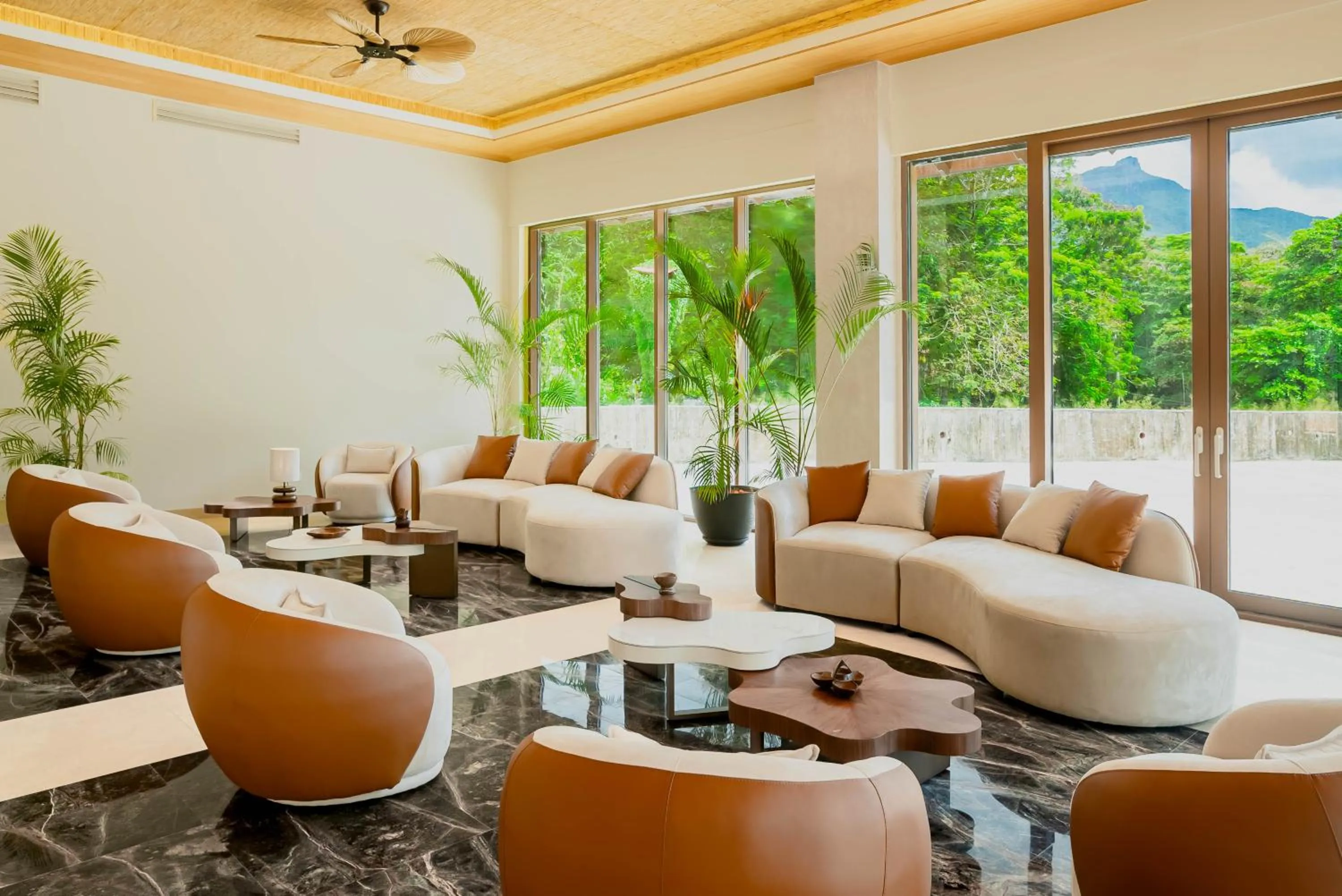 Communal lounge/ TV room in Gardens Hill Resort & Spa