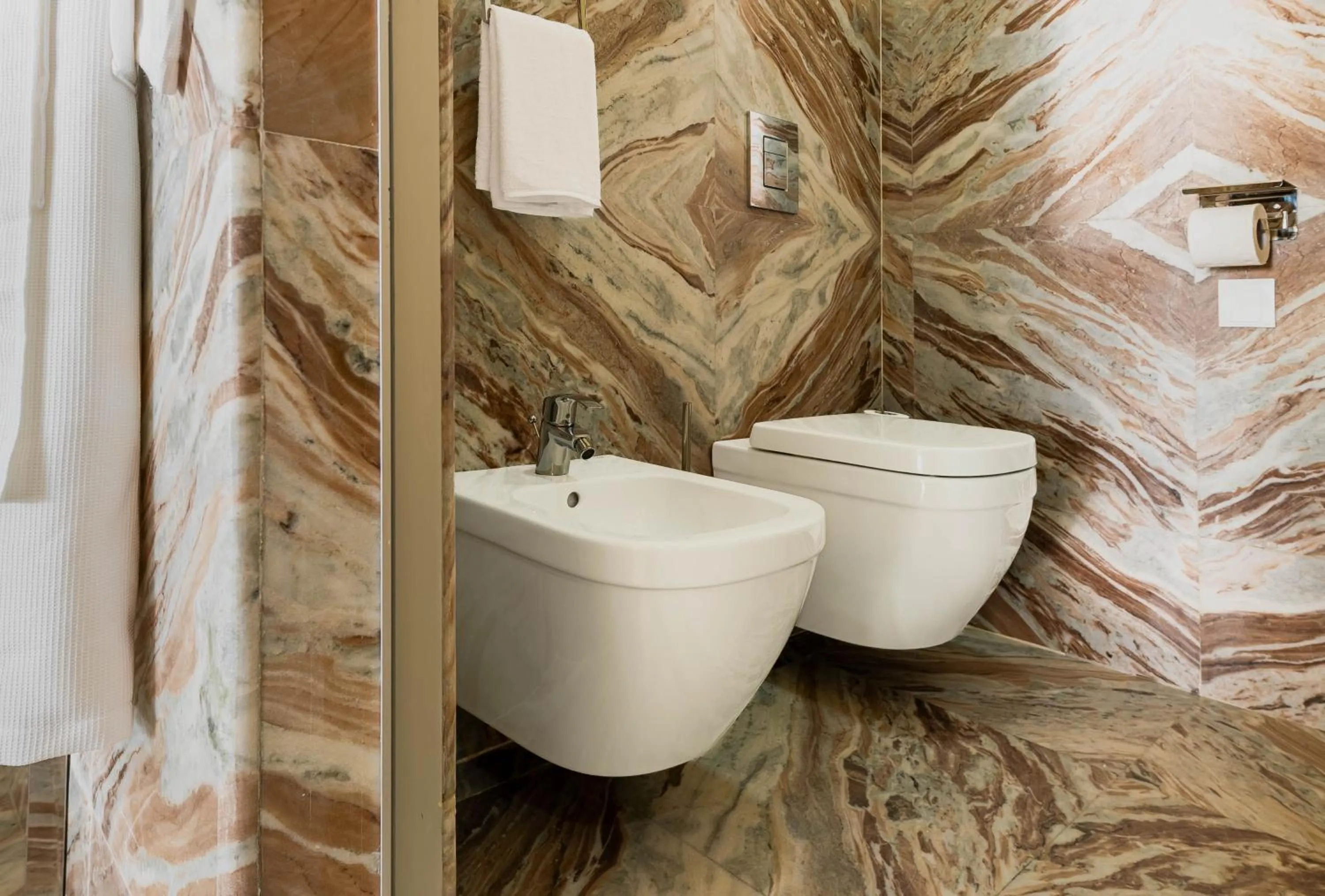 Shower in Gardens Hill Resort & Spa