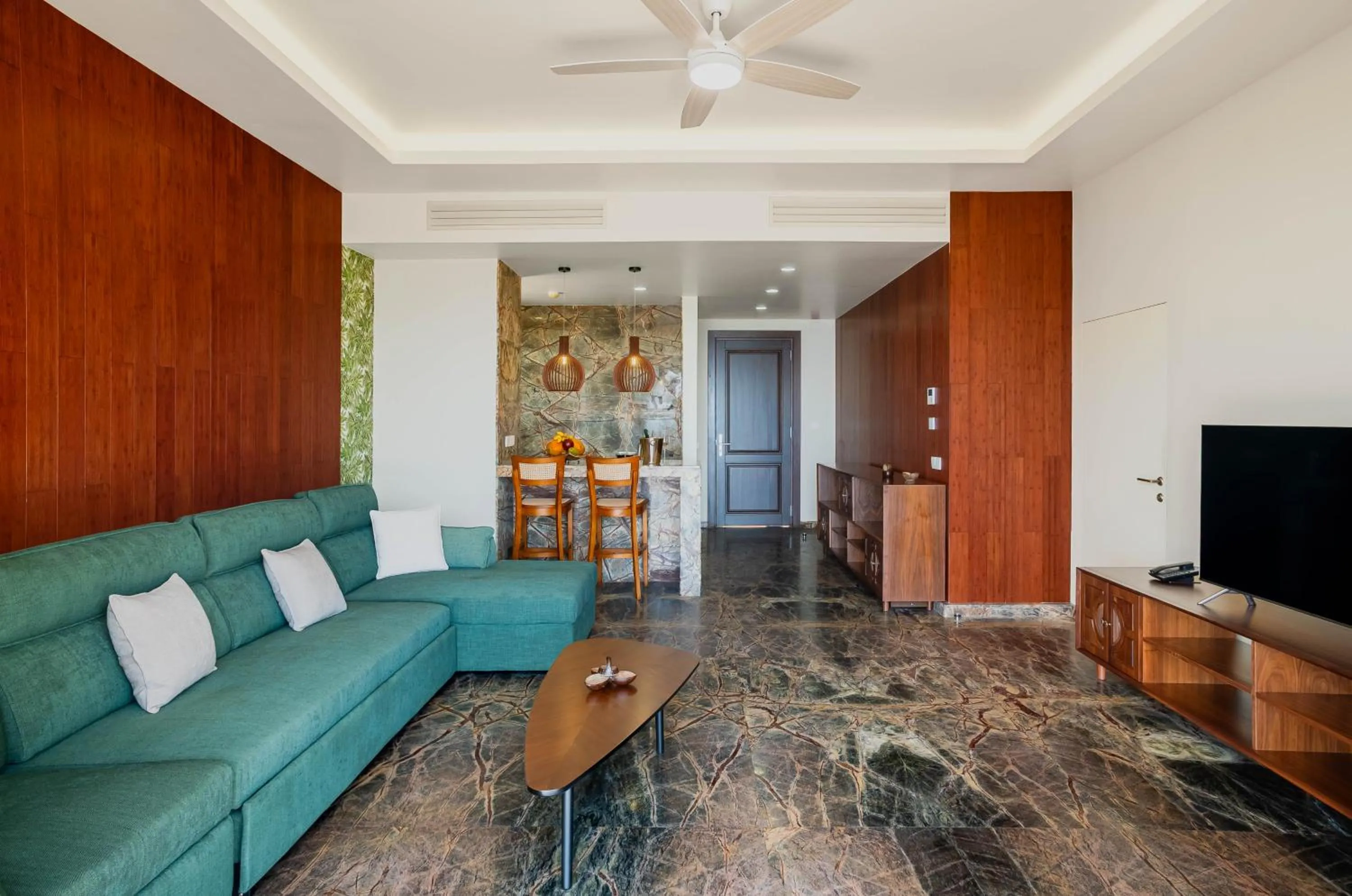 TV and multimedia in Gardens Hill Resort & Spa