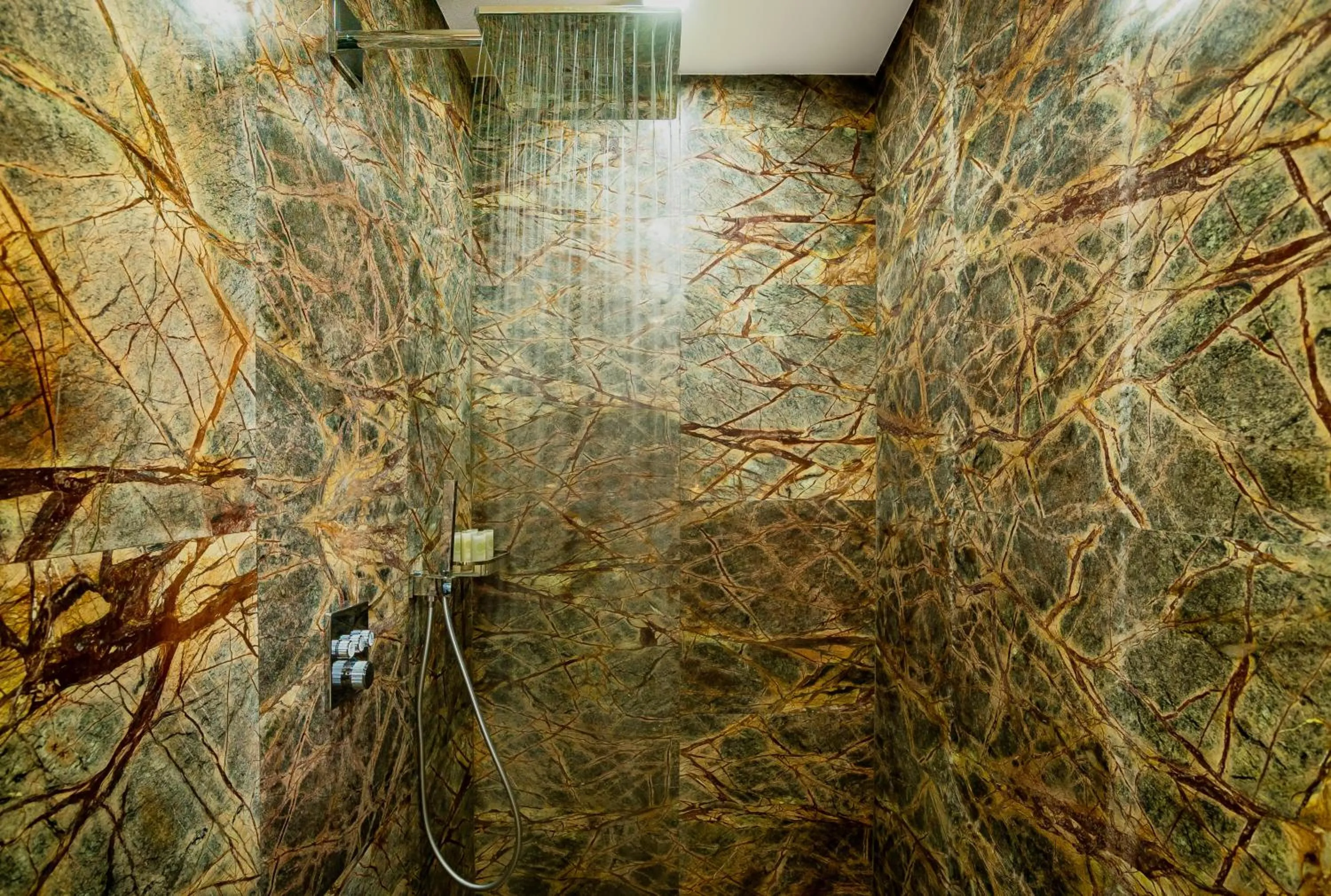 Shower in Gardens Hill Resort & Spa