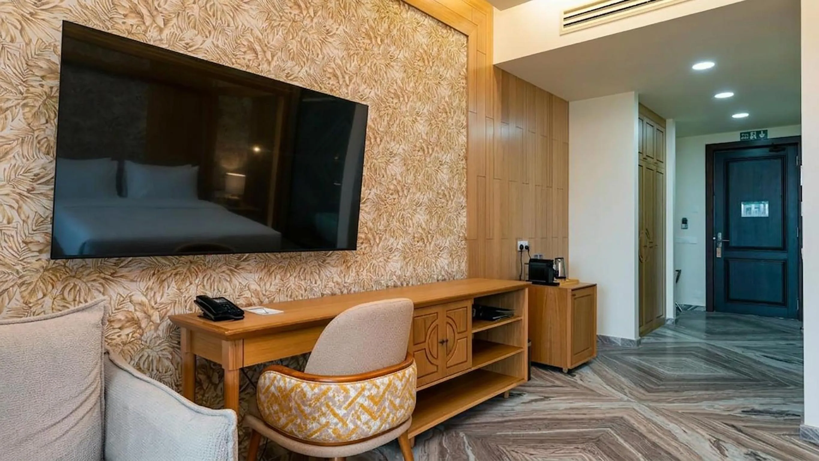 TV and multimedia in Gardens Hill Resort & Spa