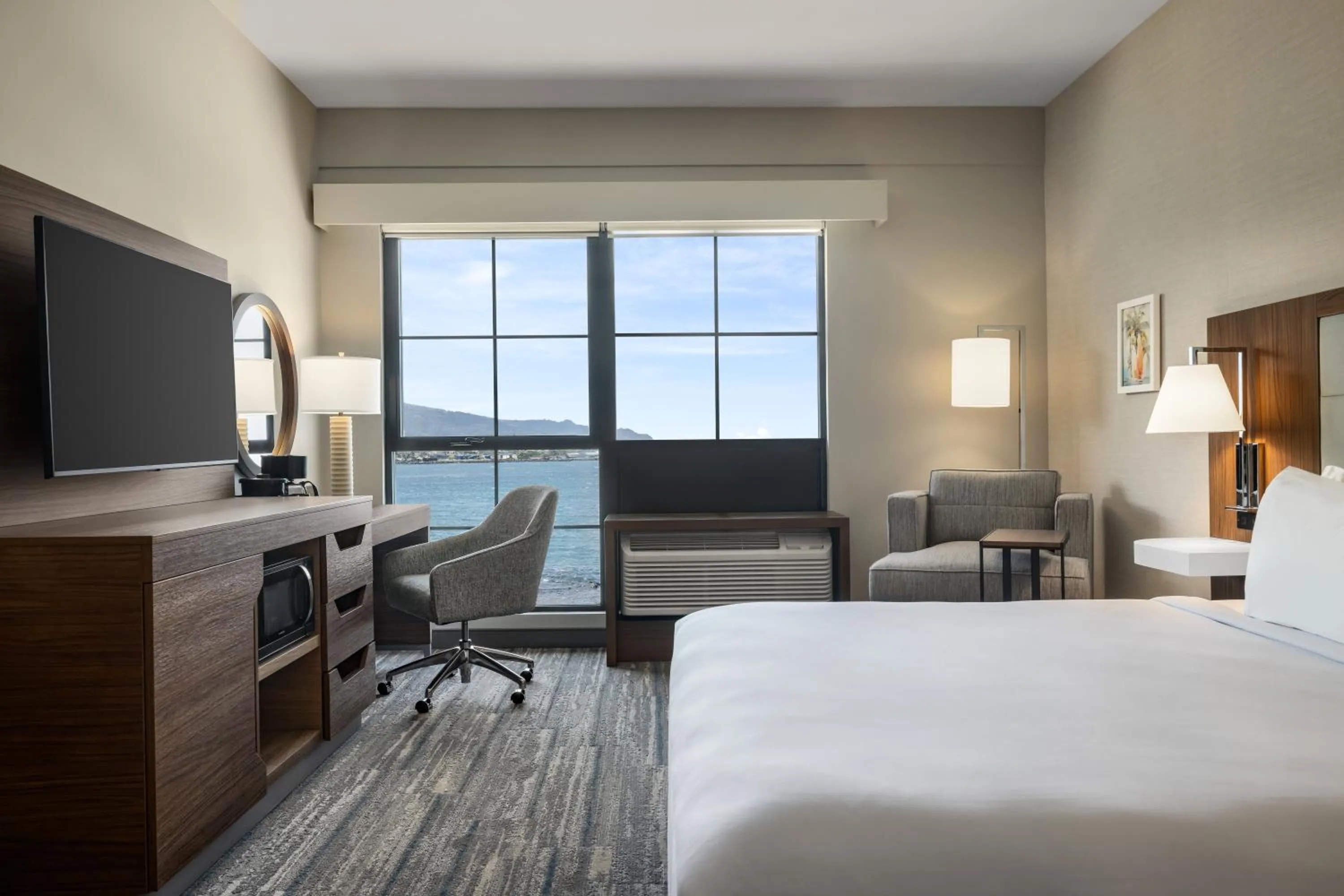 Bed in Hampton Inn & Suites Maui North Shore