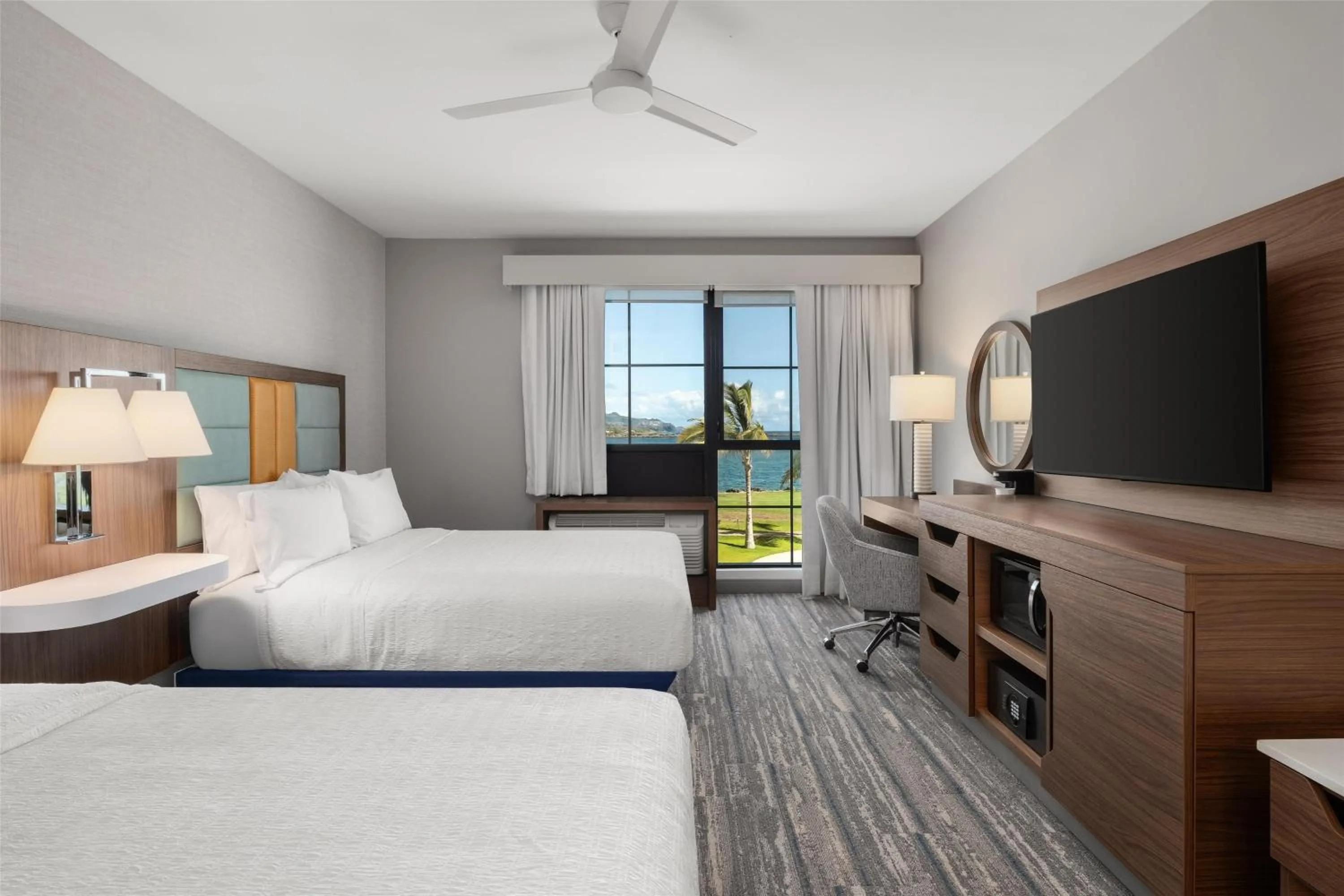 Bed in Hampton Inn & Suites Maui North Shore