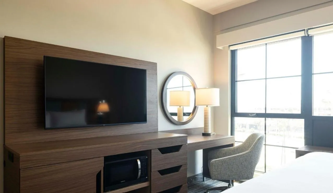 TV and multimedia in Hampton Inn & Suites Maui North Shore