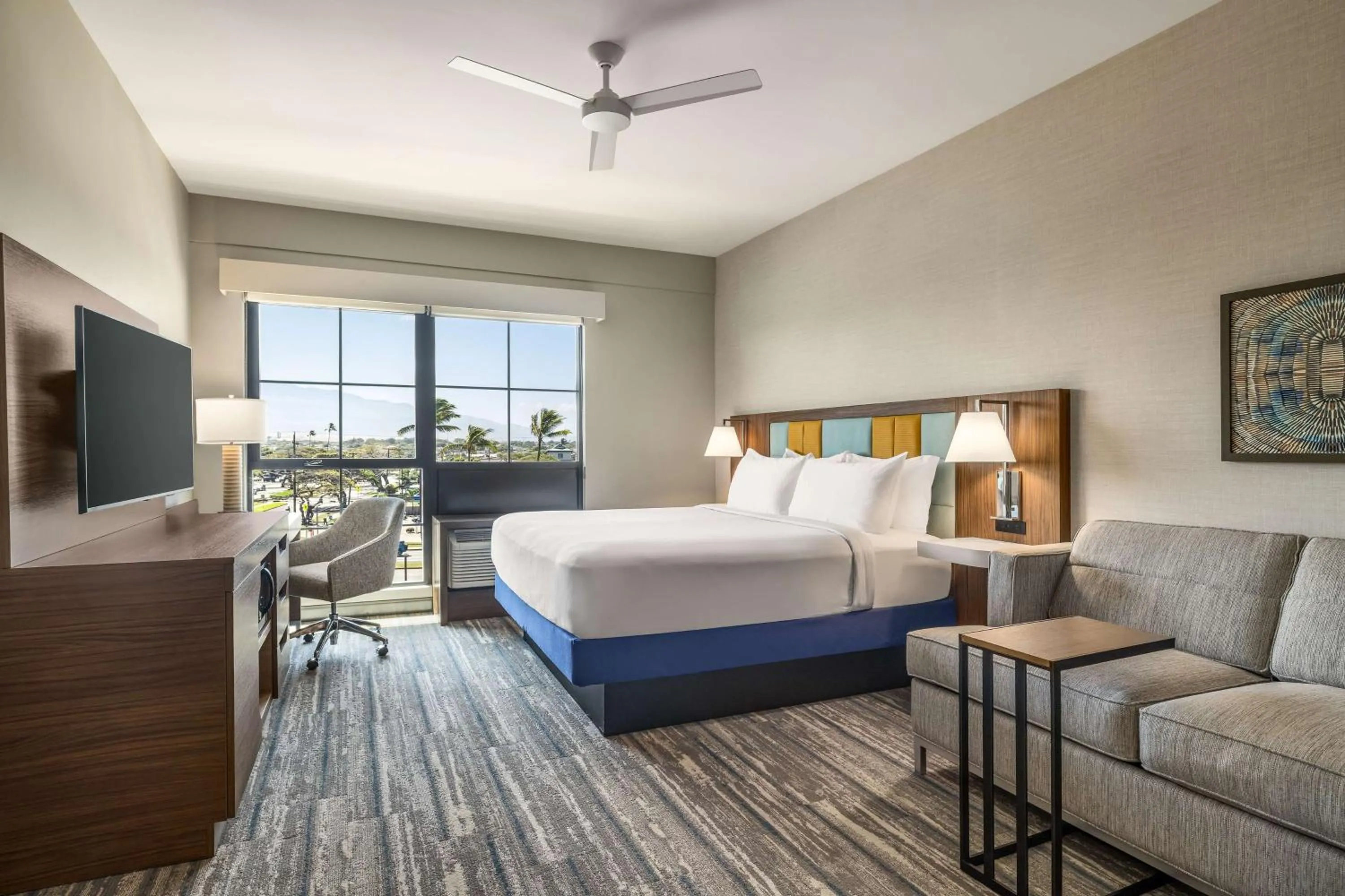 Bed in Hampton Inn & Suites Maui North Shore