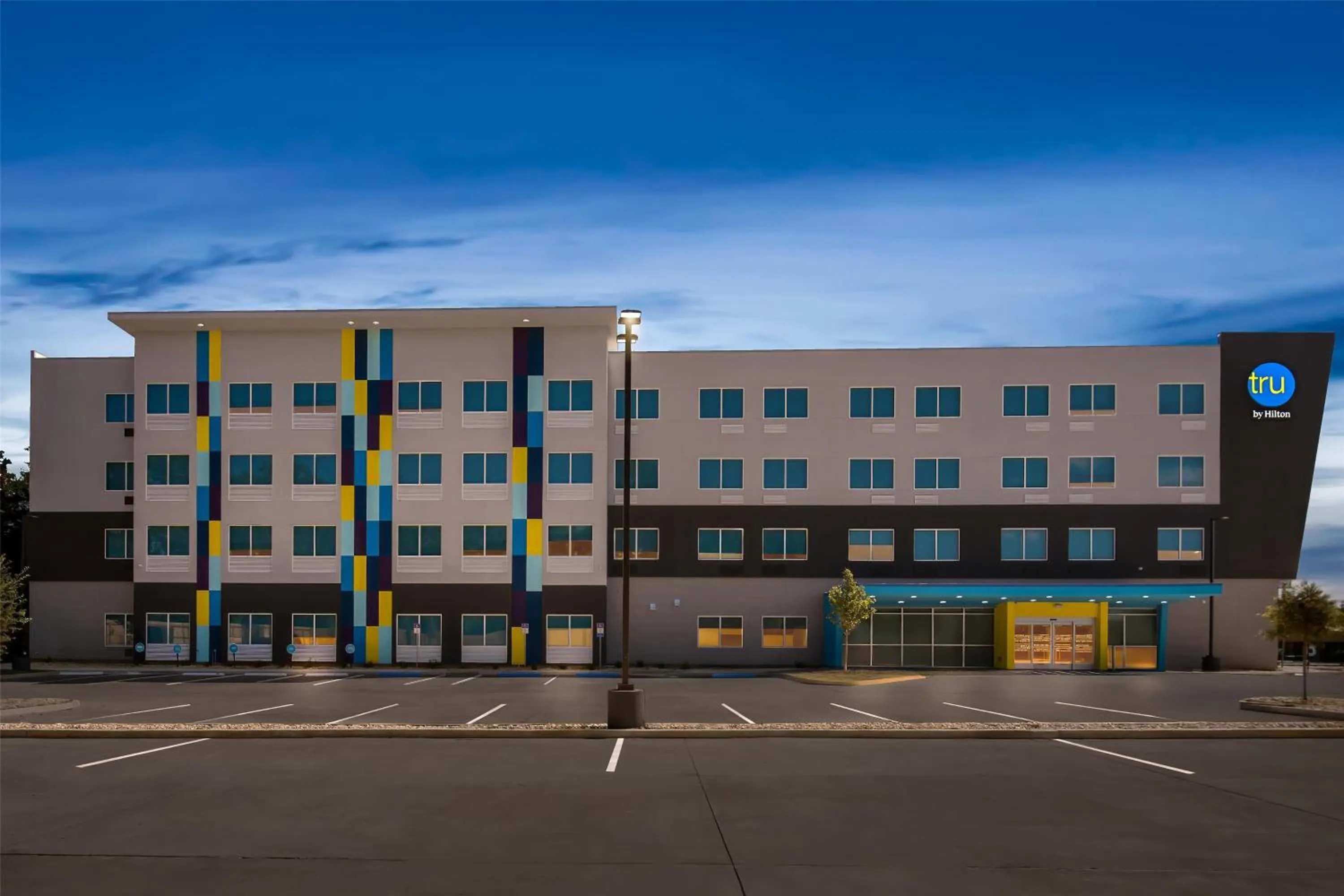 Property building in Tru By Hilton Pensacola I-10 North Davis Highway