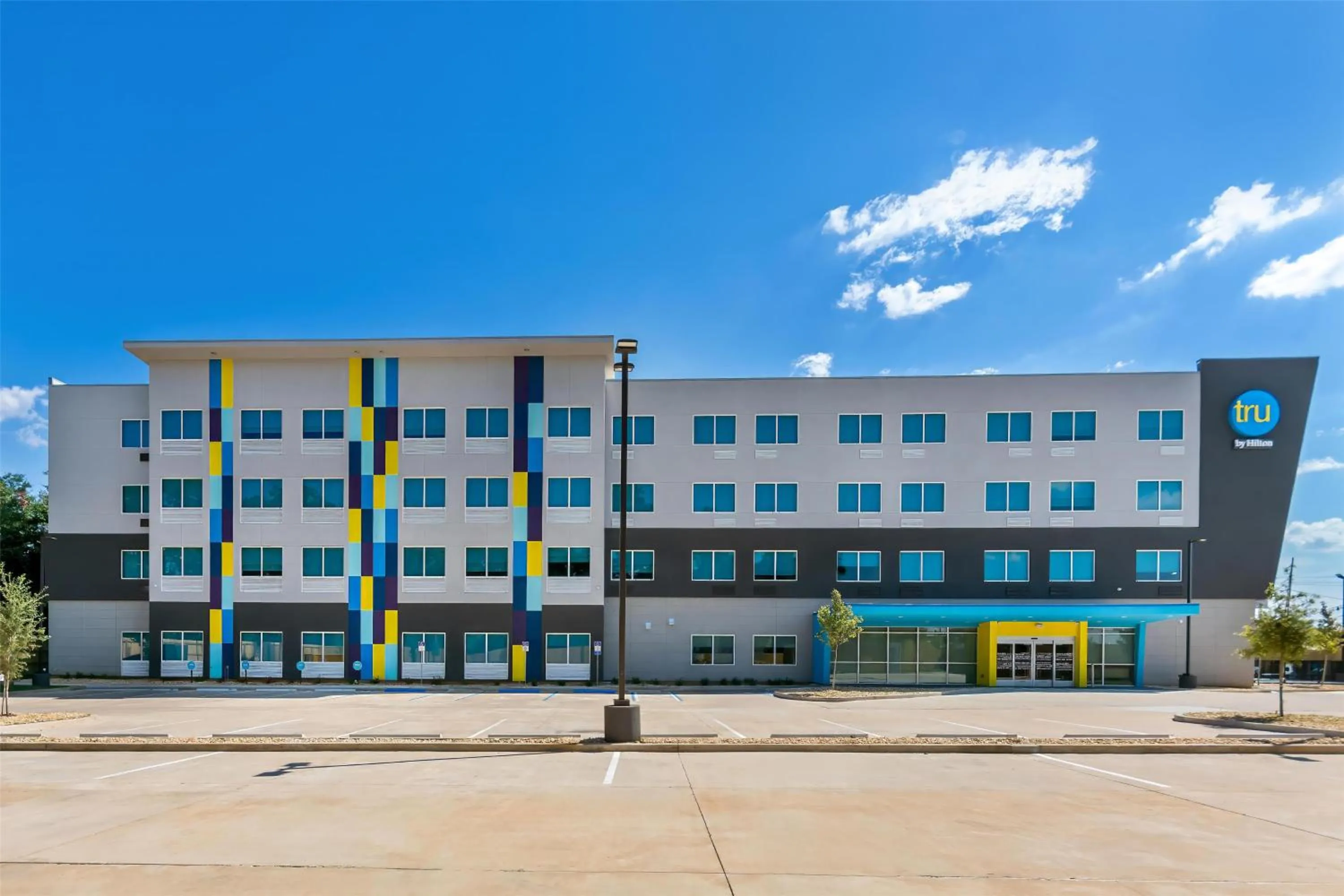 Property building in Tru By Hilton Pensacola I-10 North Davis Highway