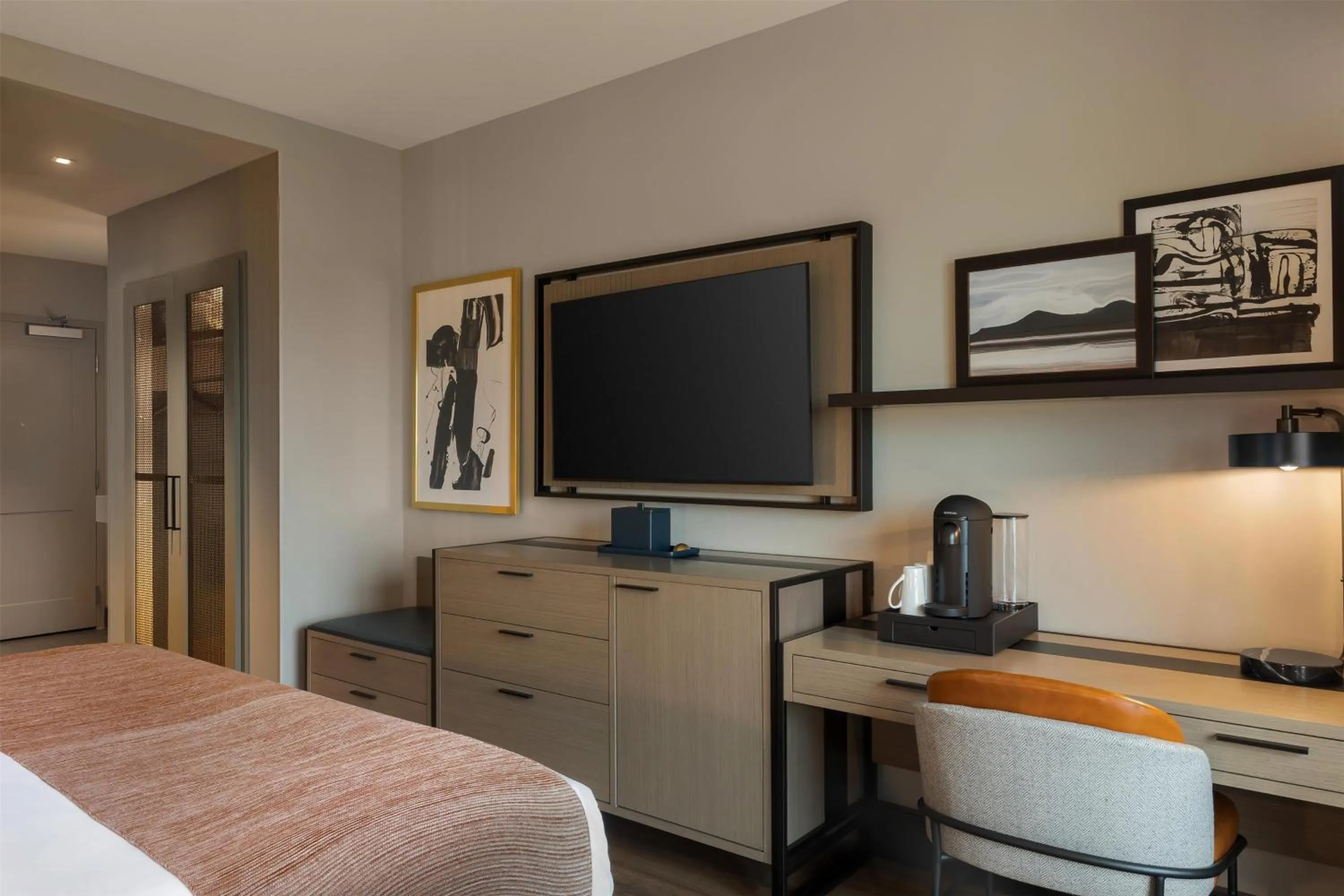 Bedroom, Bed in Hotel Avail Rogers, Tapestry Collection By Hilton