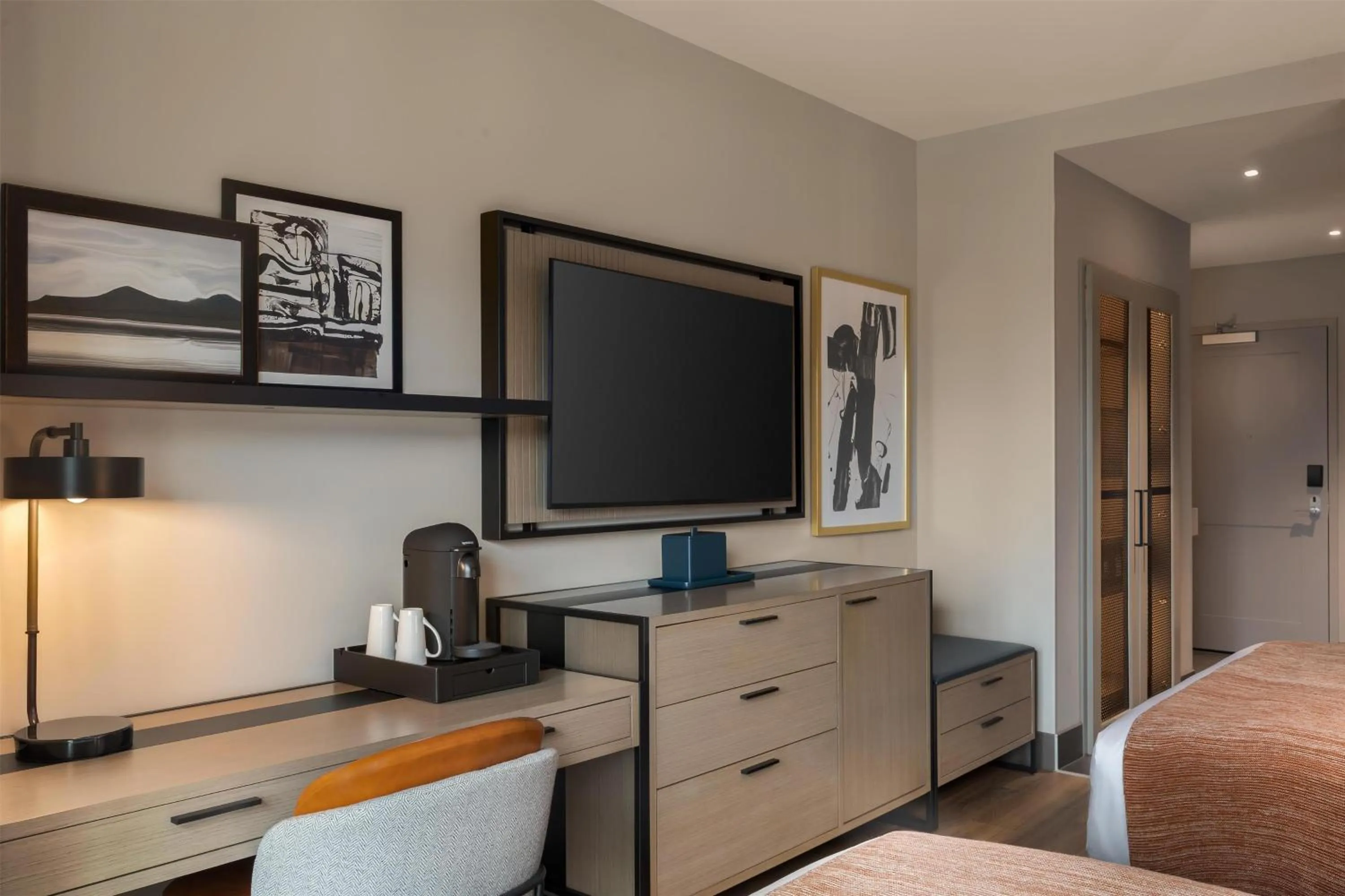 Bedroom, Bed in Hotel Avail Rogers, Tapestry Collection By Hilton