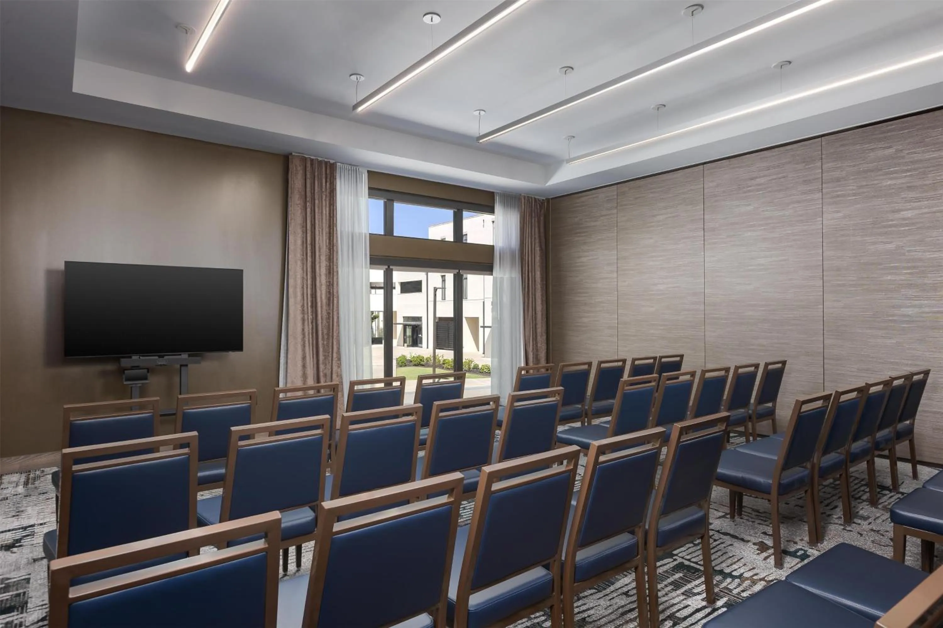 Meeting/conference room in Hotel Avail Rogers, Tapestry Collection By Hilton