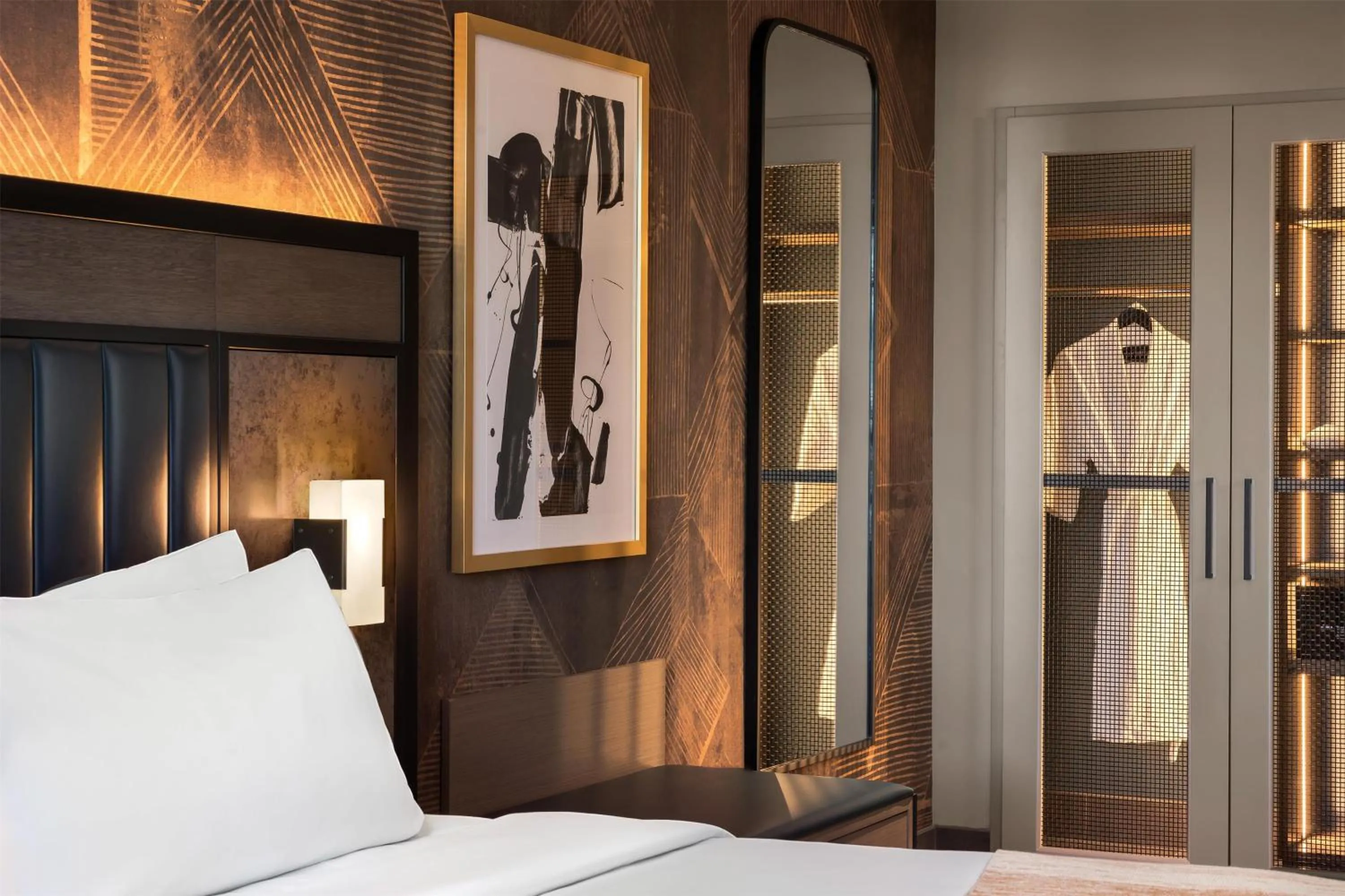 Bed in Hotel Avail Rogers, Tapestry Collection By Hilton